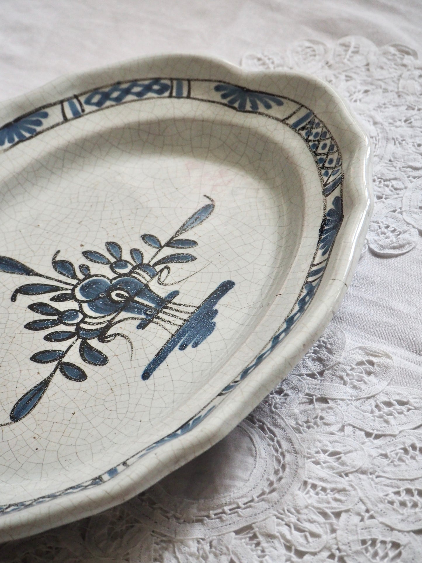 Le plat cul noir en faïence de Rouen