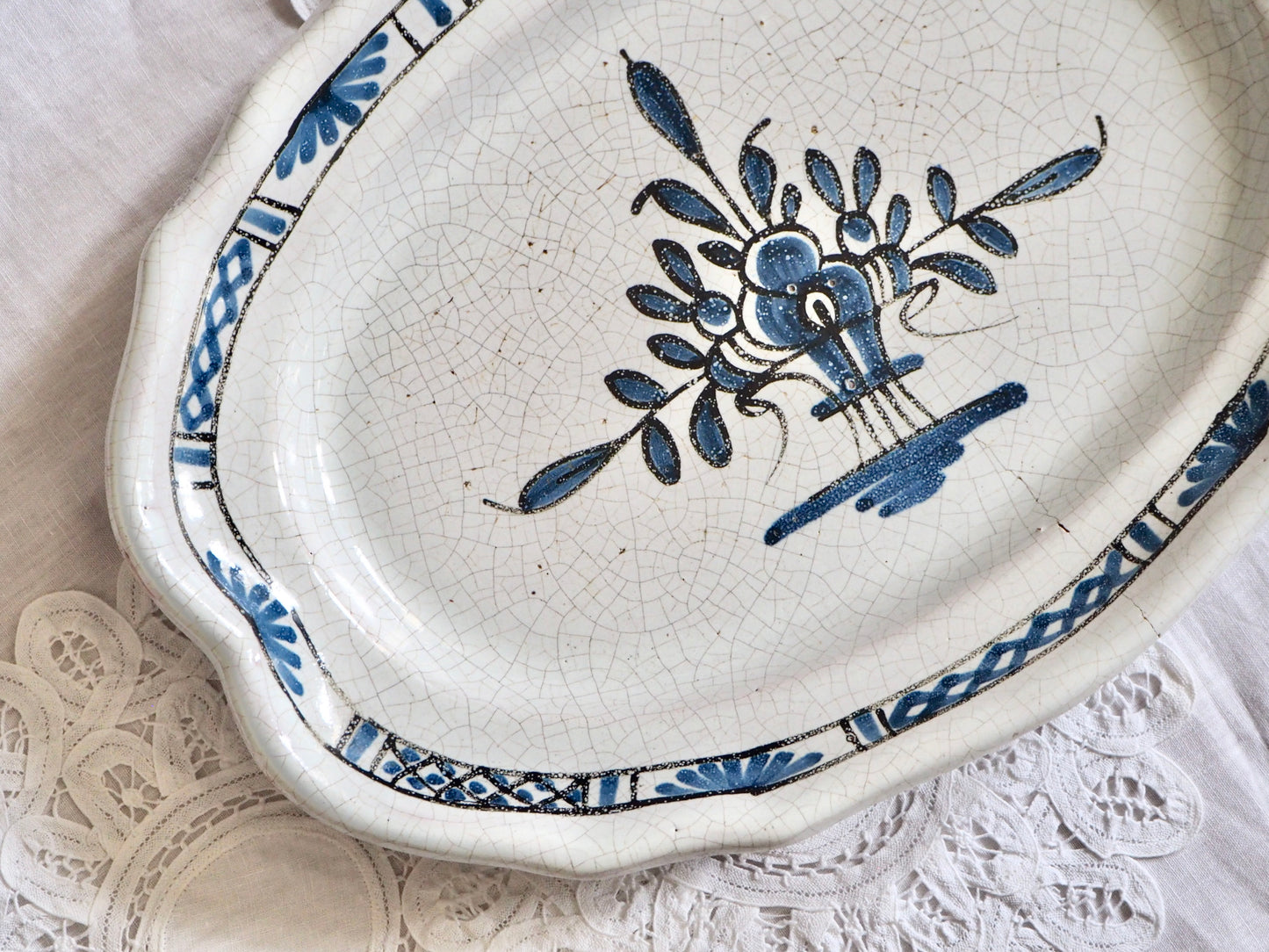 Le plat cul noir en faïence de Rouen