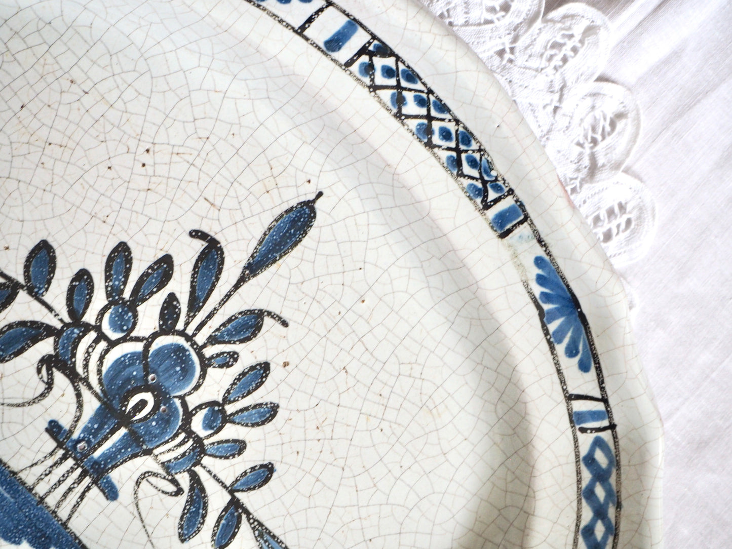 Le plat cul noir en faïence de Rouen