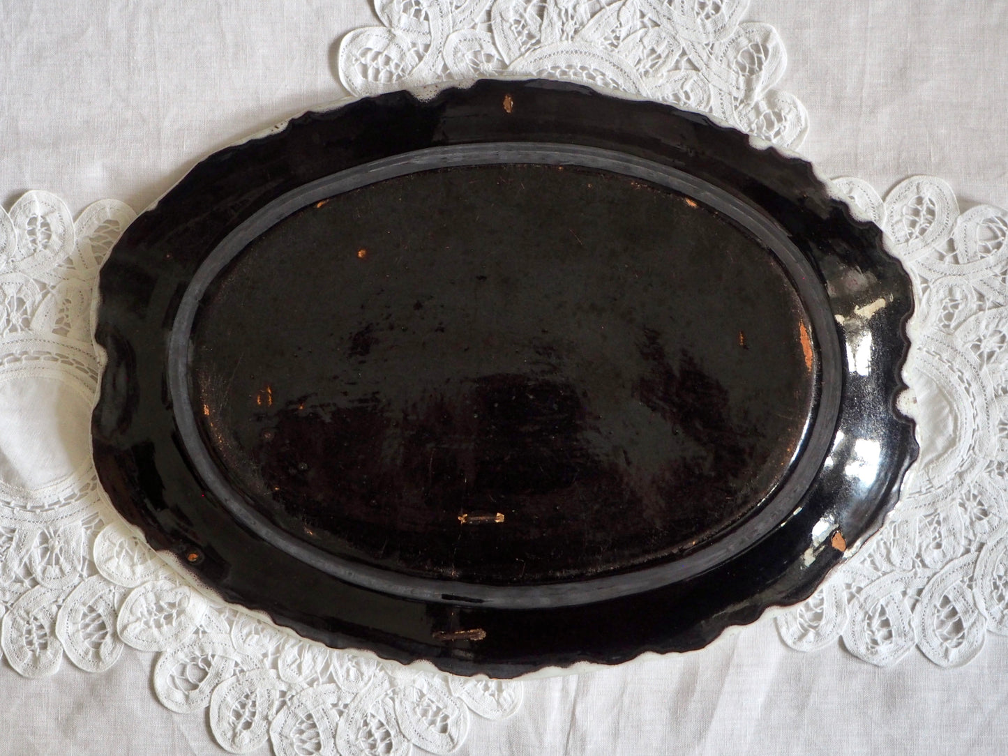 Le plat cul noir en faïence de Rouen