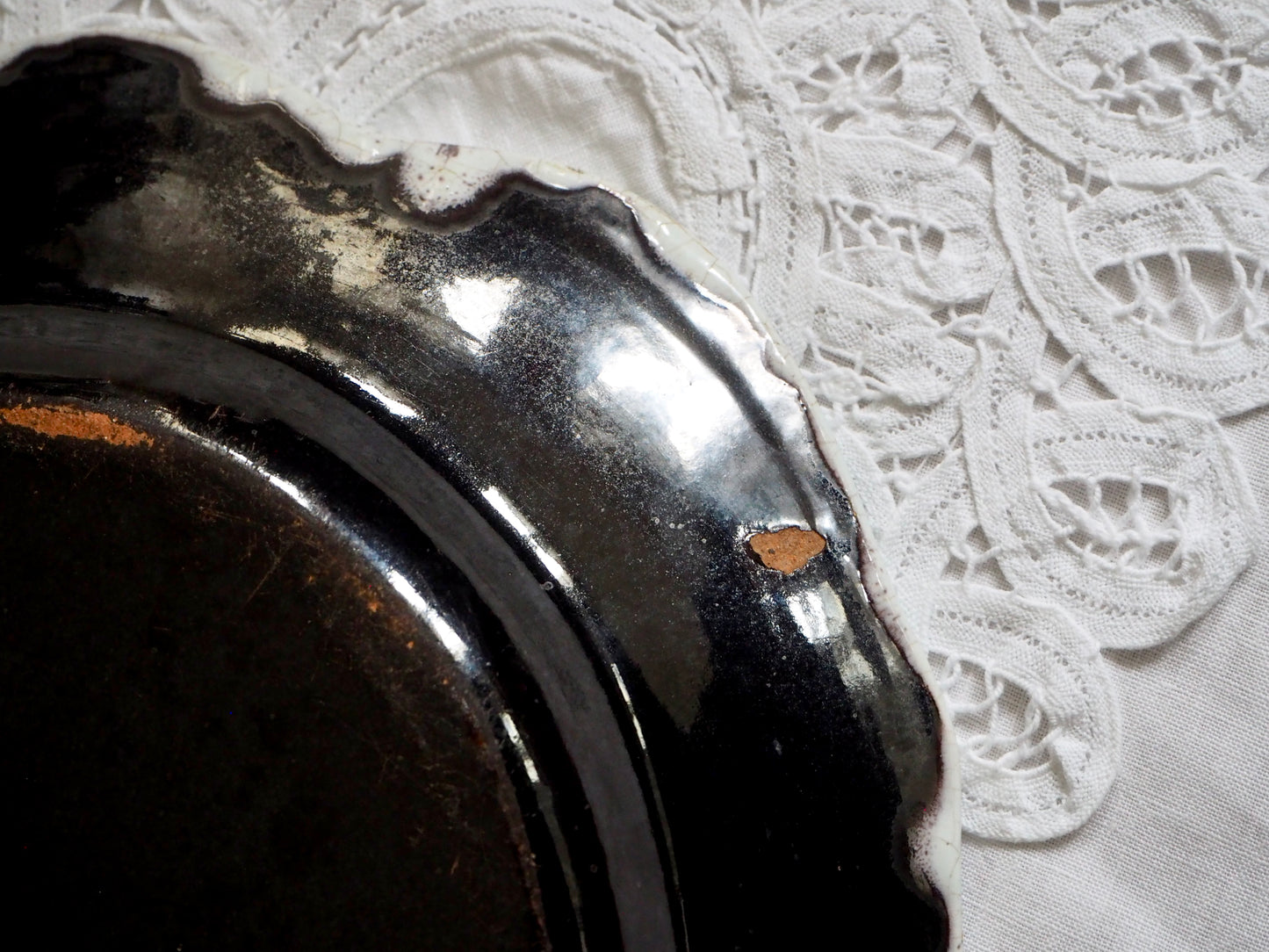 Le plat cul noir en faïence de Rouen