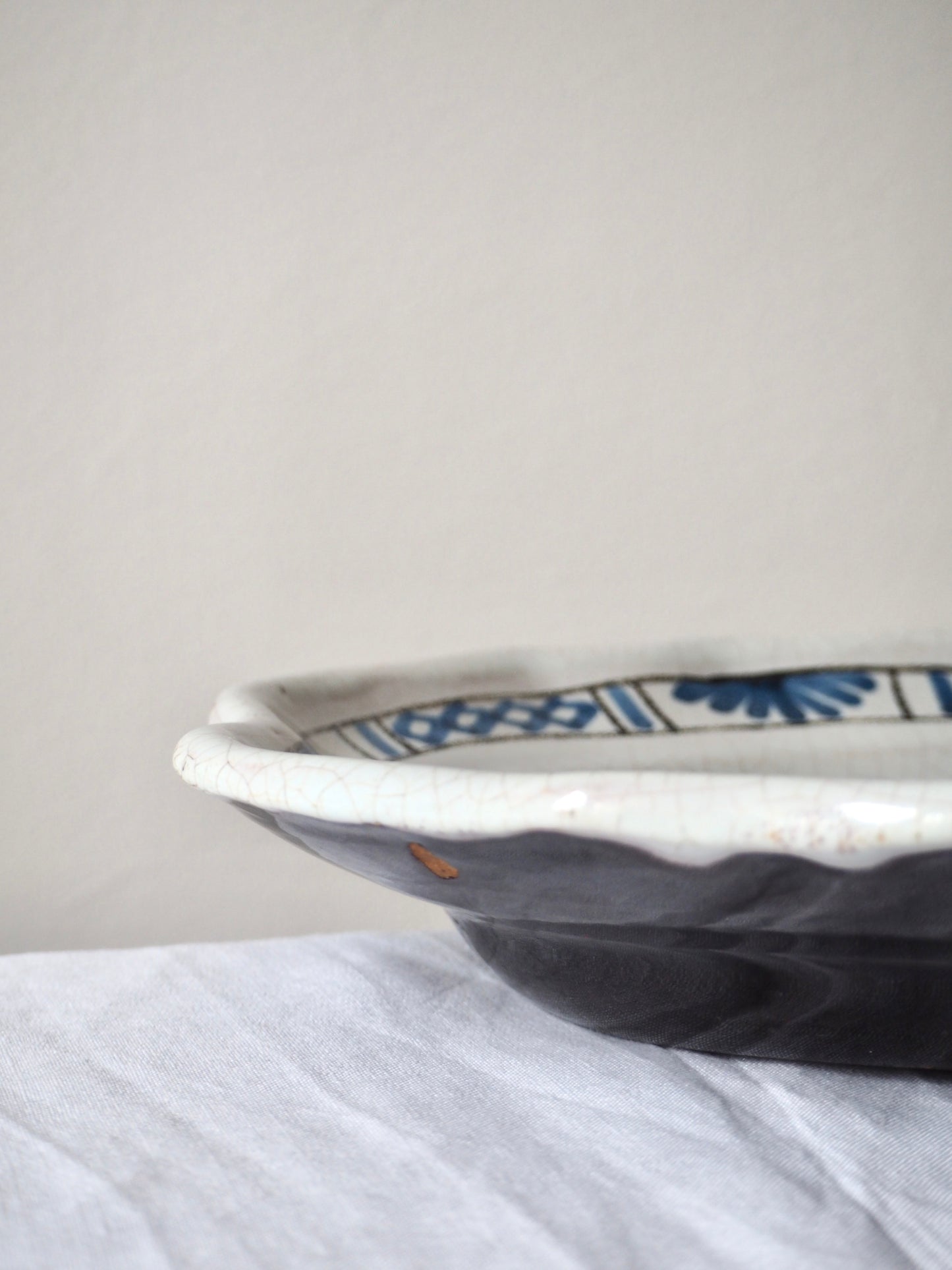 Le plat cul noir en faïence de Rouen