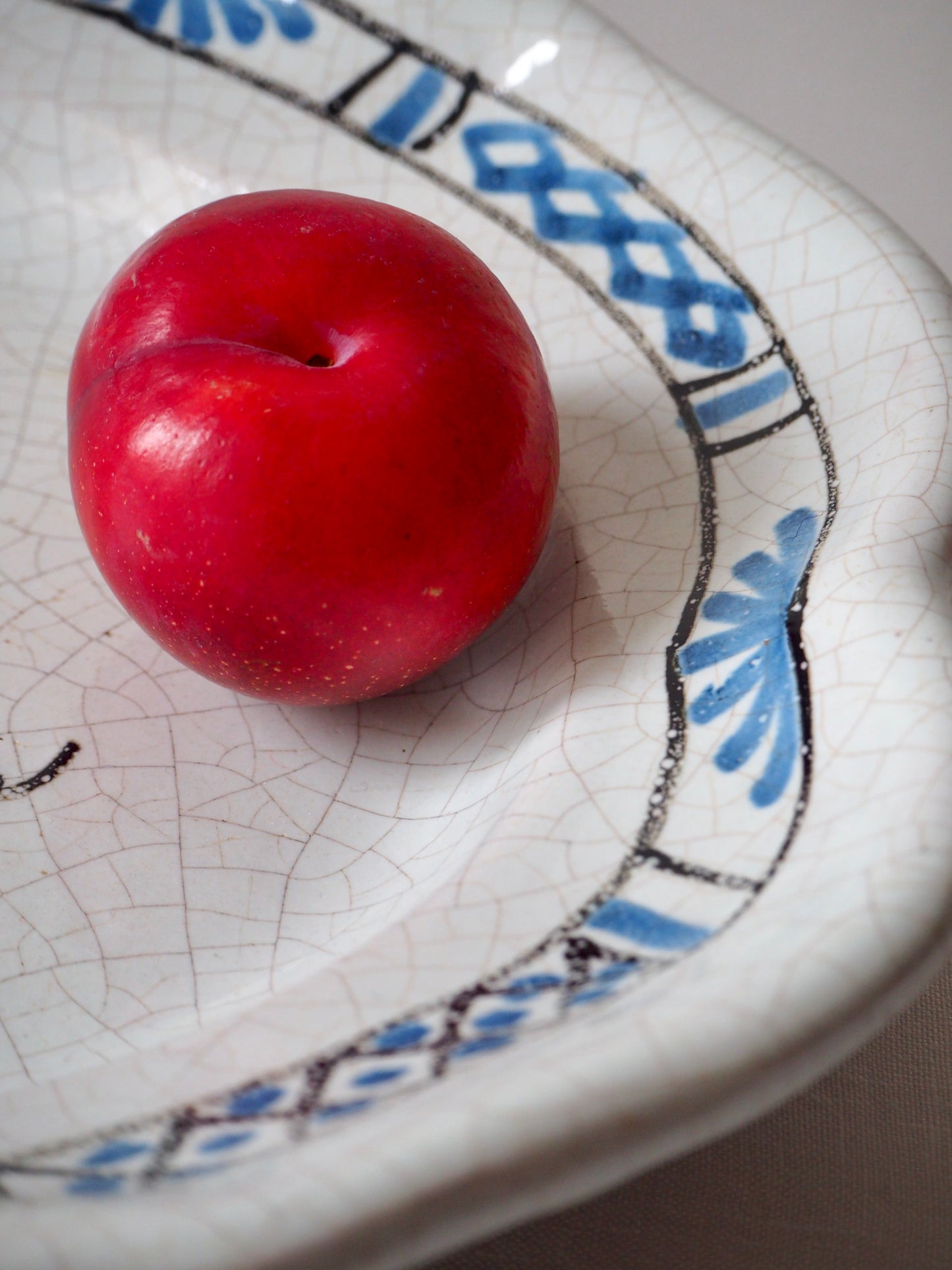 Le plat cul noir en faïence de Rouen