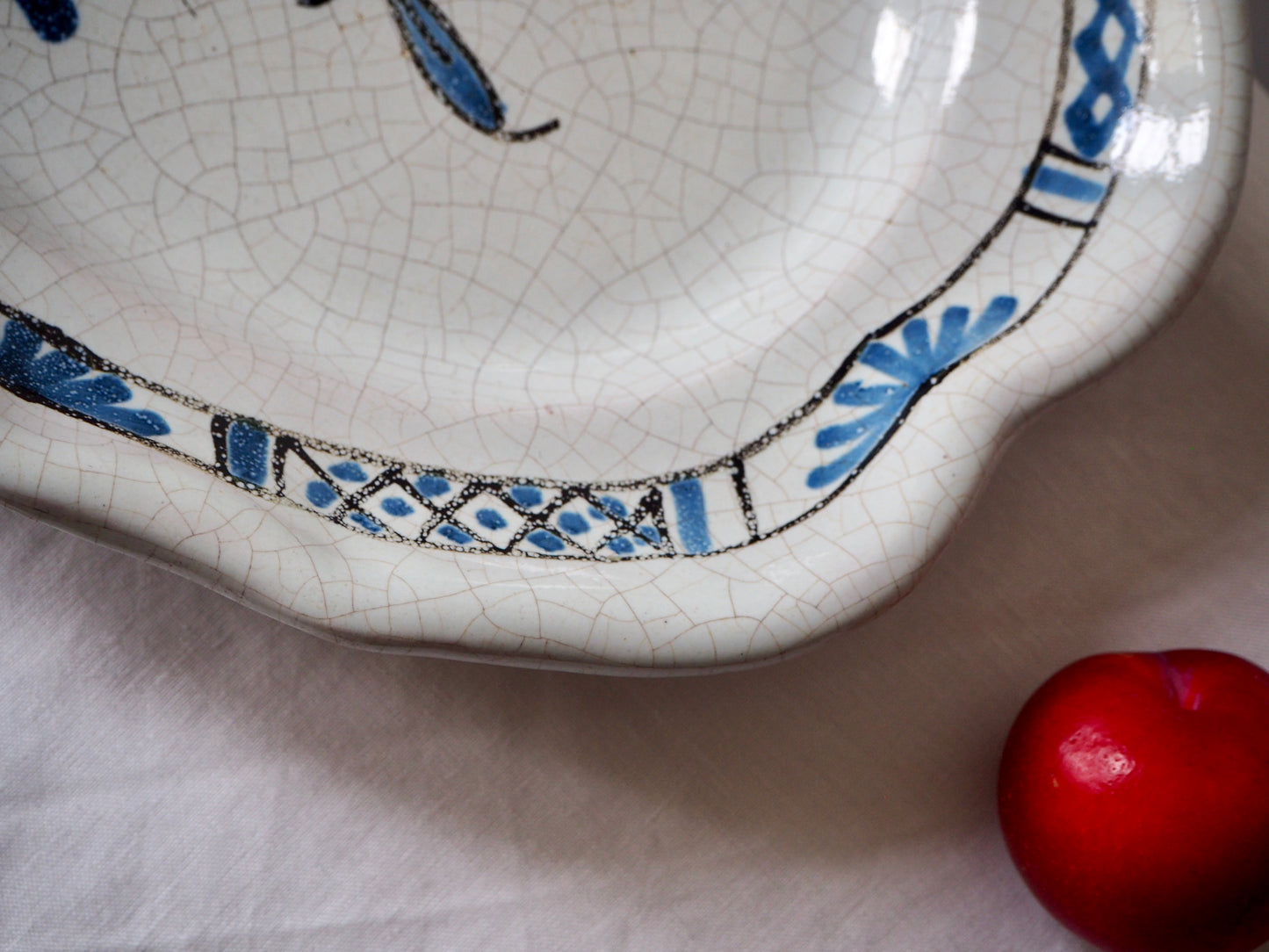 Le plat cul noir en faïence de Rouen