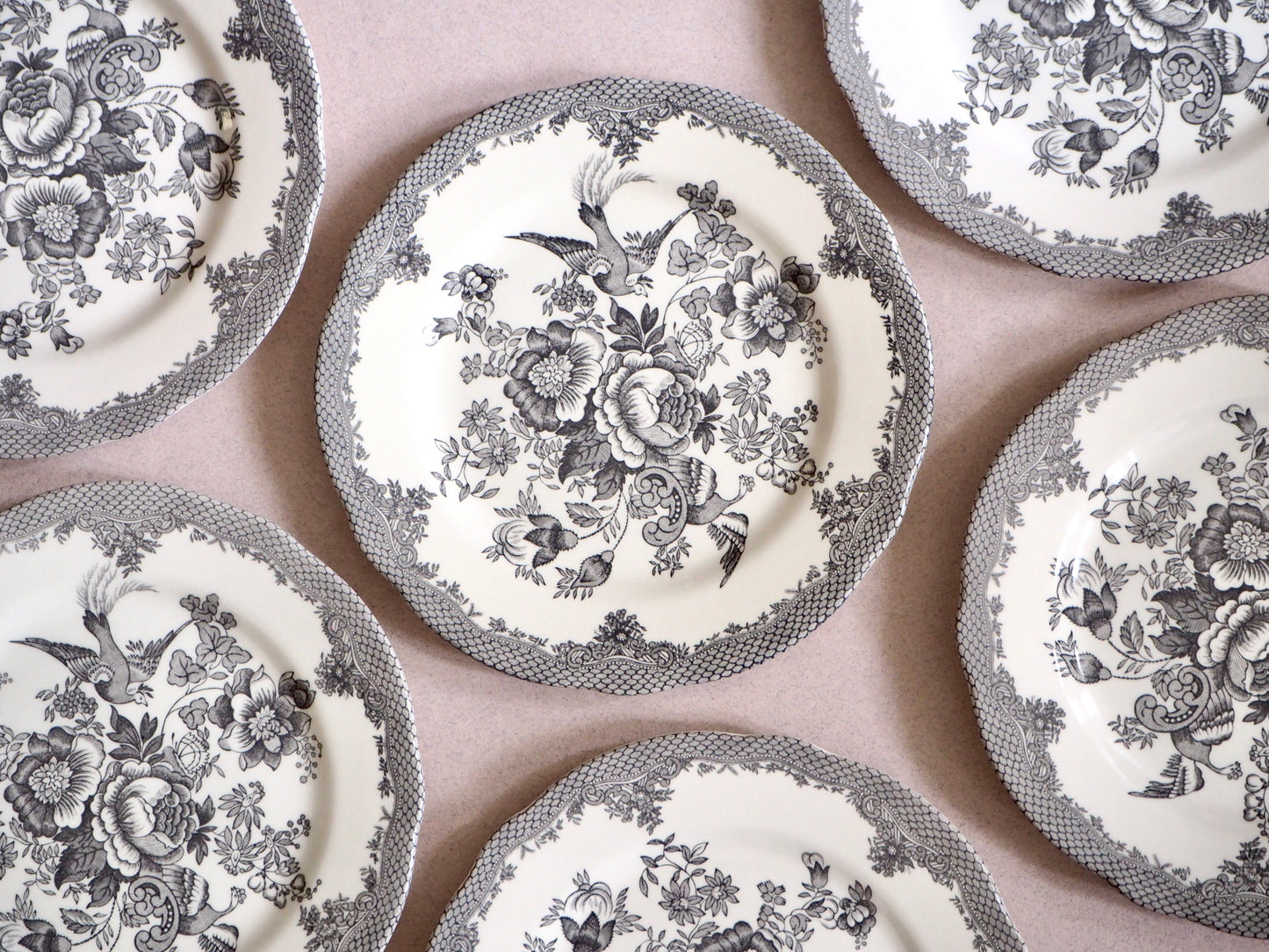 Les assiettes à desserts Royal Stafford