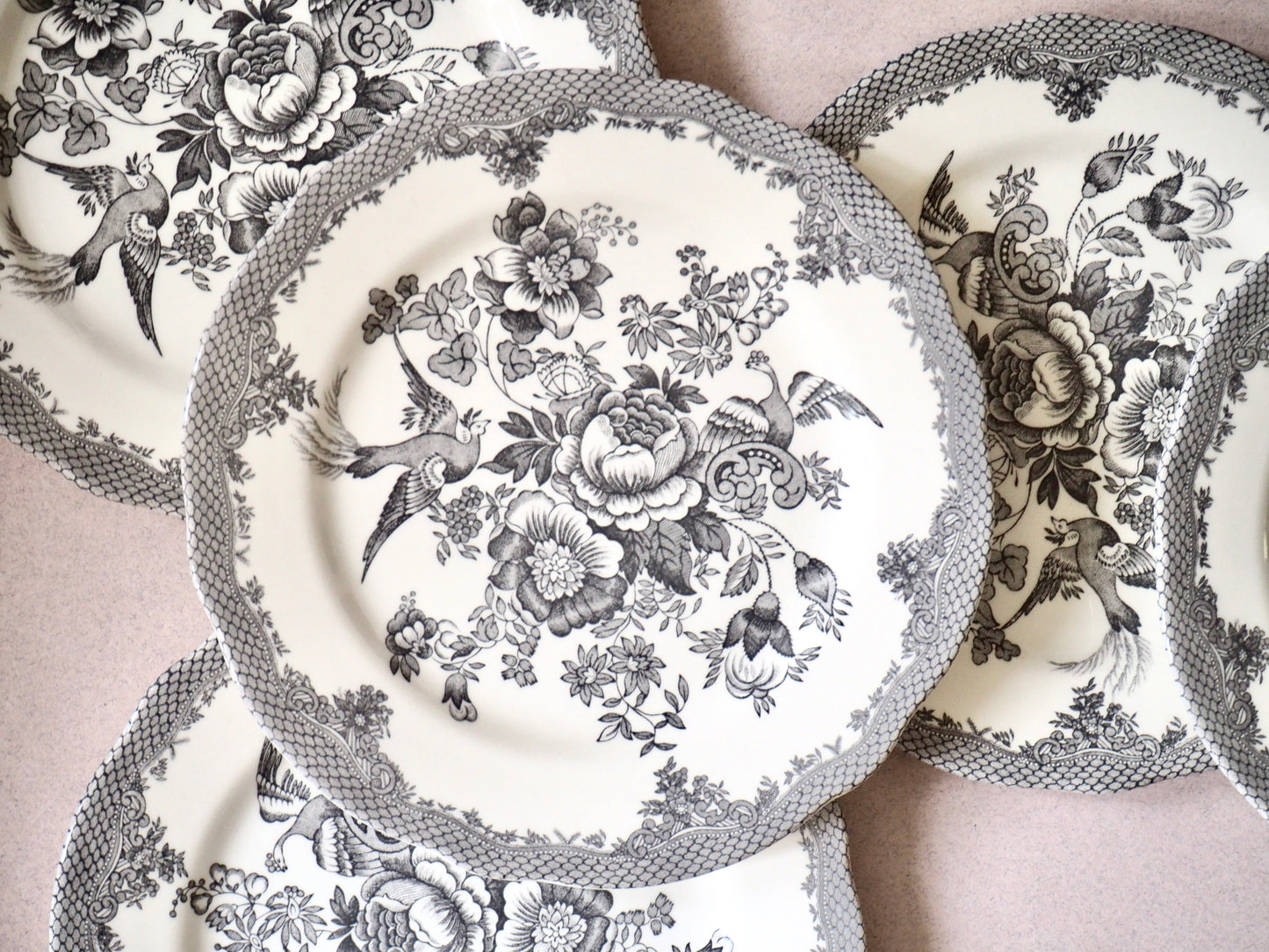 Les assiettes à desserts Royal Stafford