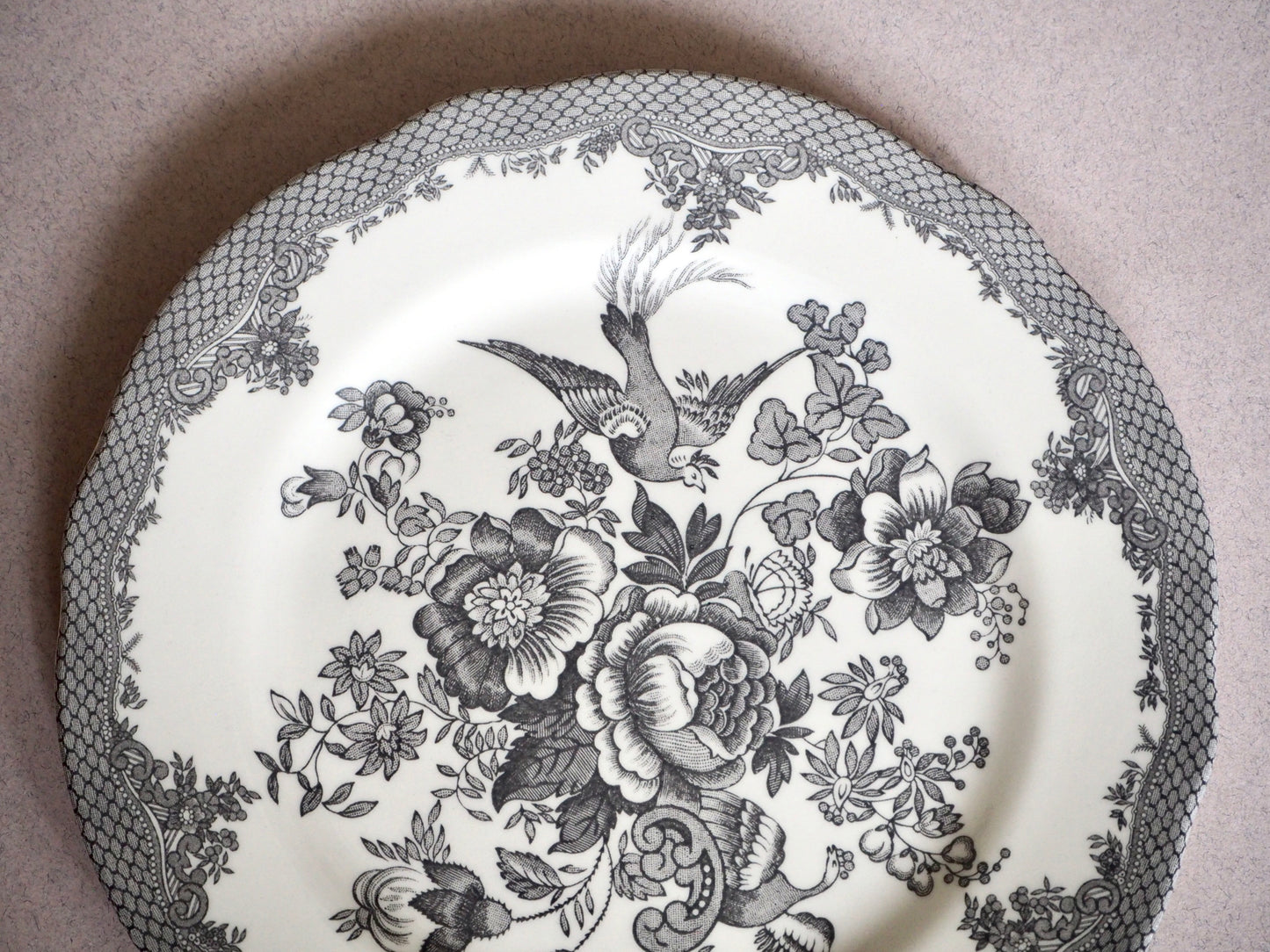 Les assiettes à desserts Royal Stafford