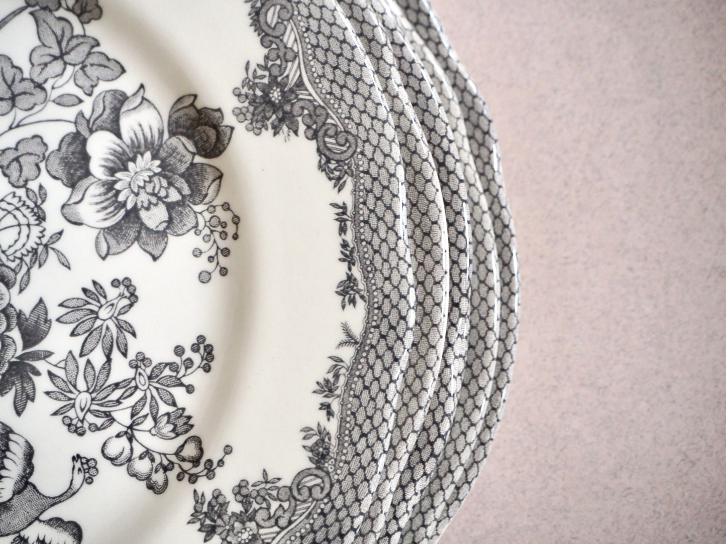 Les assiettes à desserts Royal Stafford