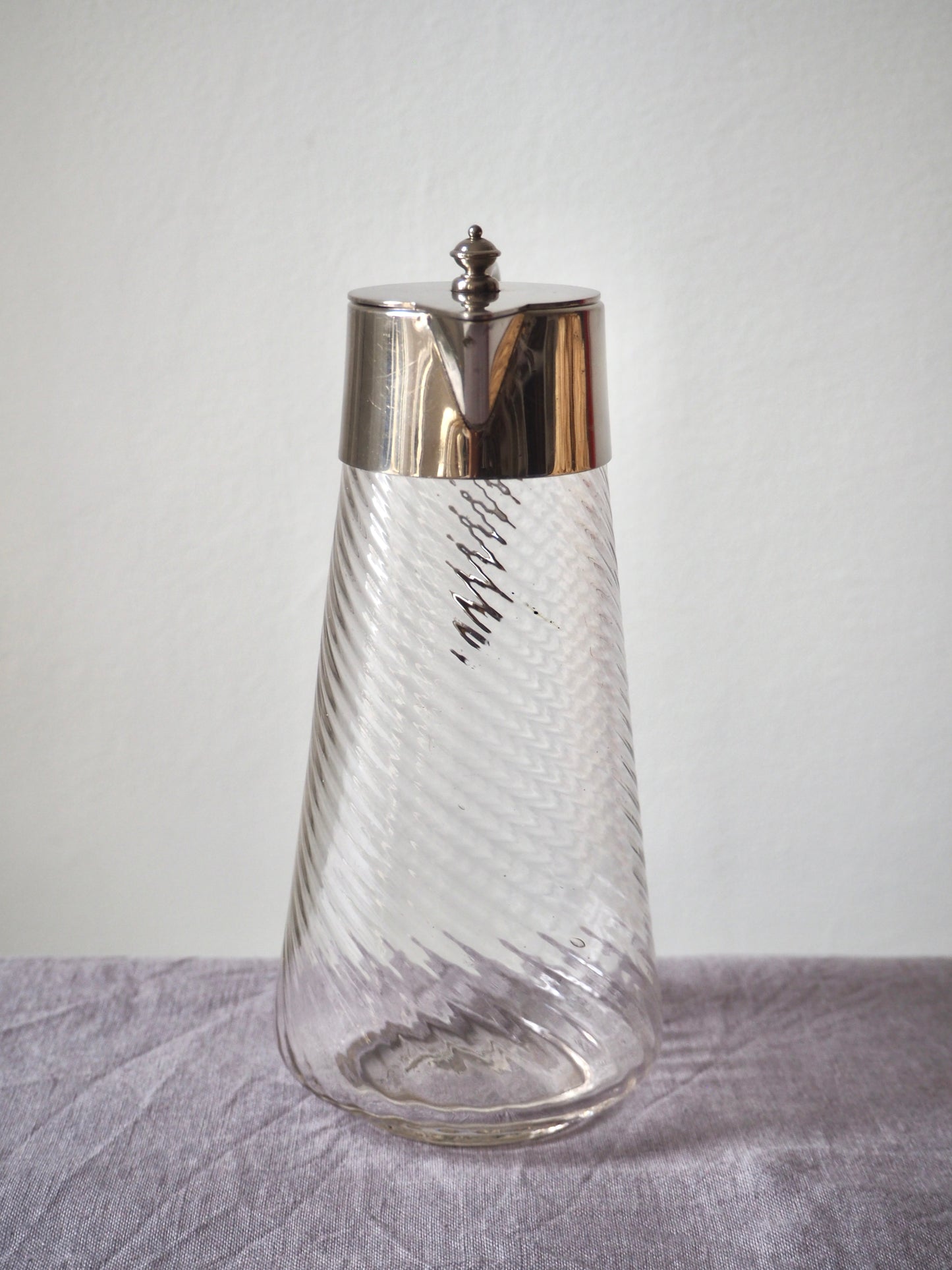 Aiguière ancienne en verre soufflé