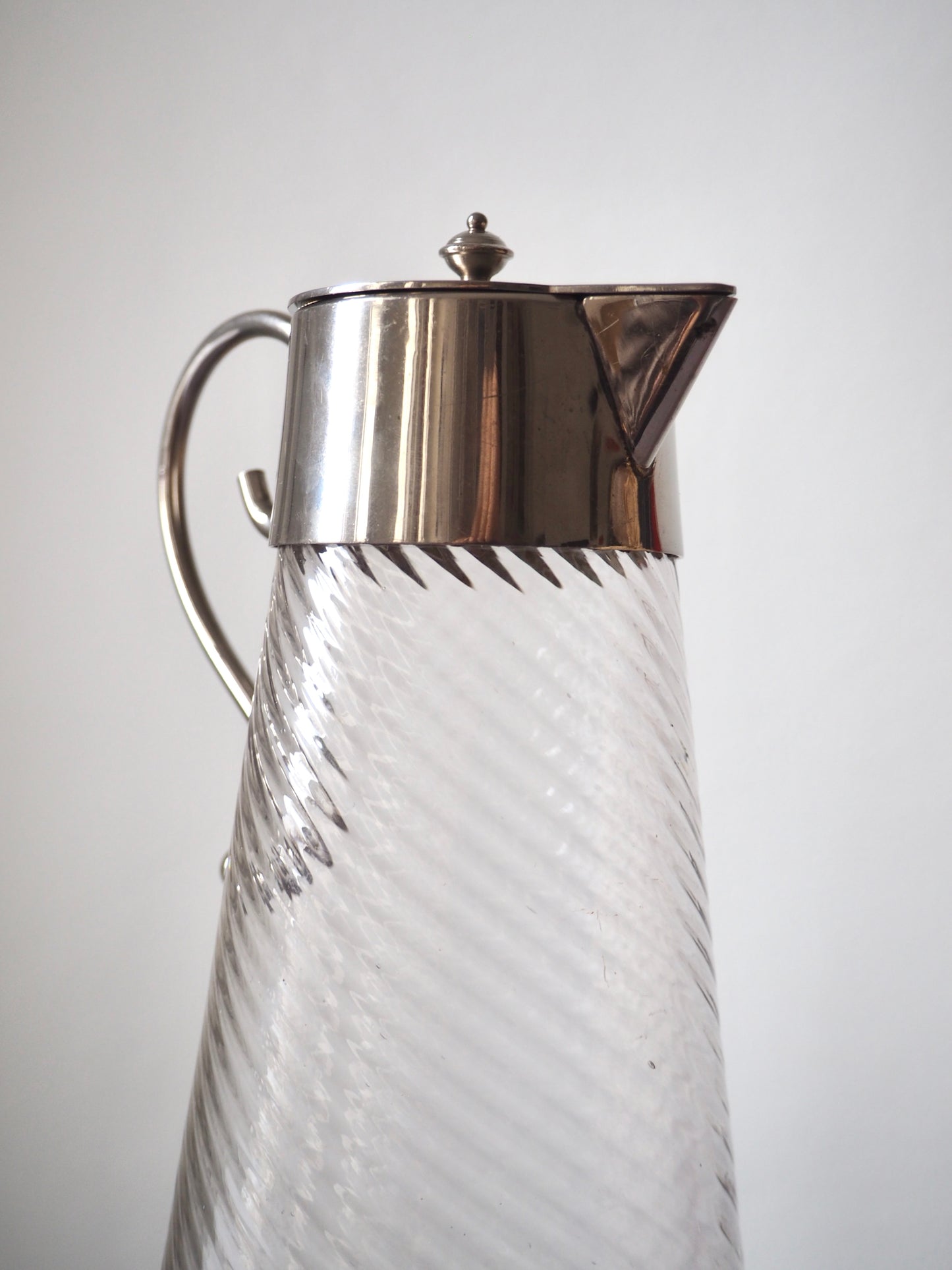 Aiguière ancienne en verre soufflé