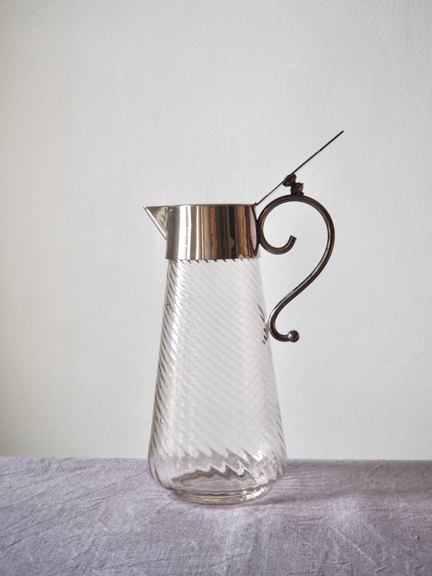 Aiguière ancienne en verre soufflé