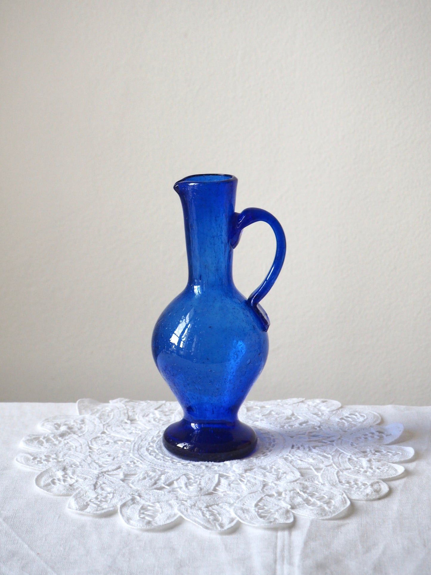 Aiguière en verre soufflé bleu cobalt