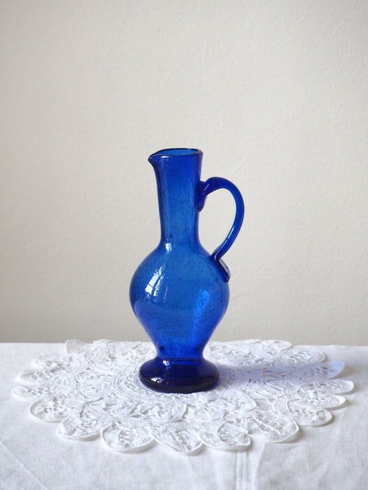 Aiguière en verre soufflé bleu cobalt