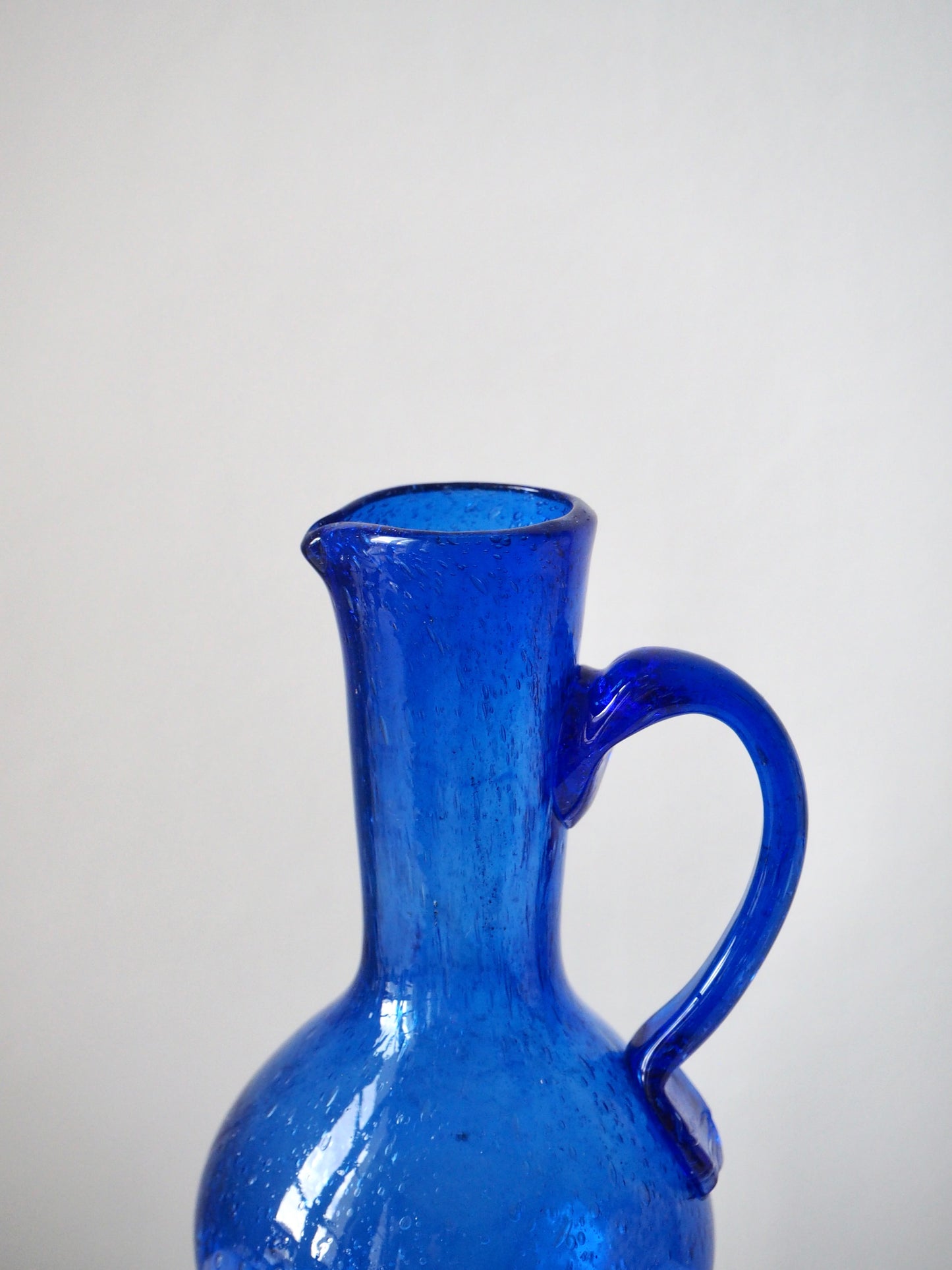 Aiguière en verre soufflé bleu cobalt