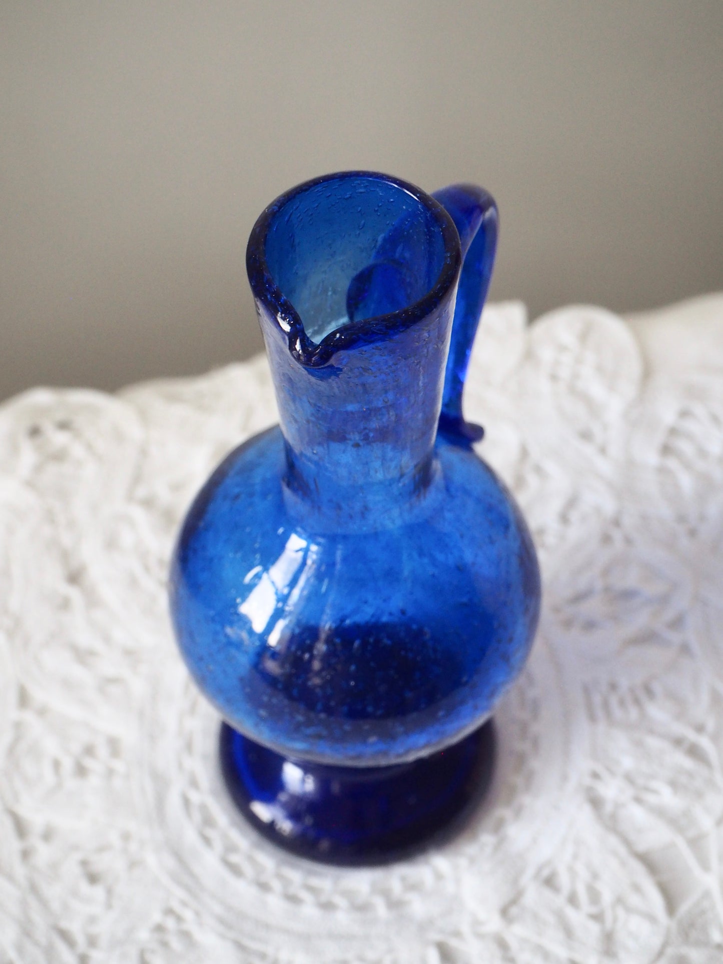 Aiguière en verre soufflé bleu cobalt