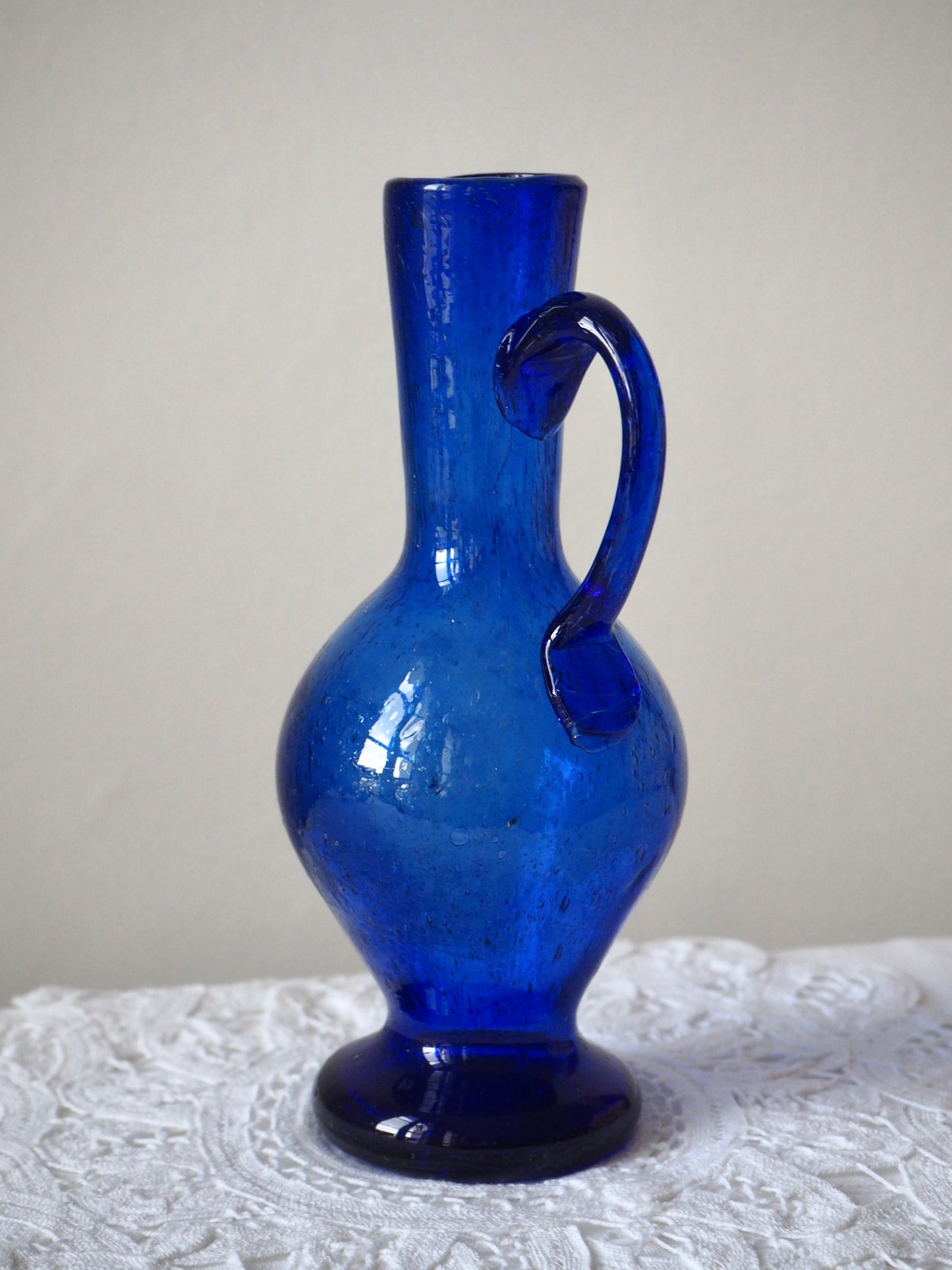 Aiguière en verre soufflé bleu cobalt