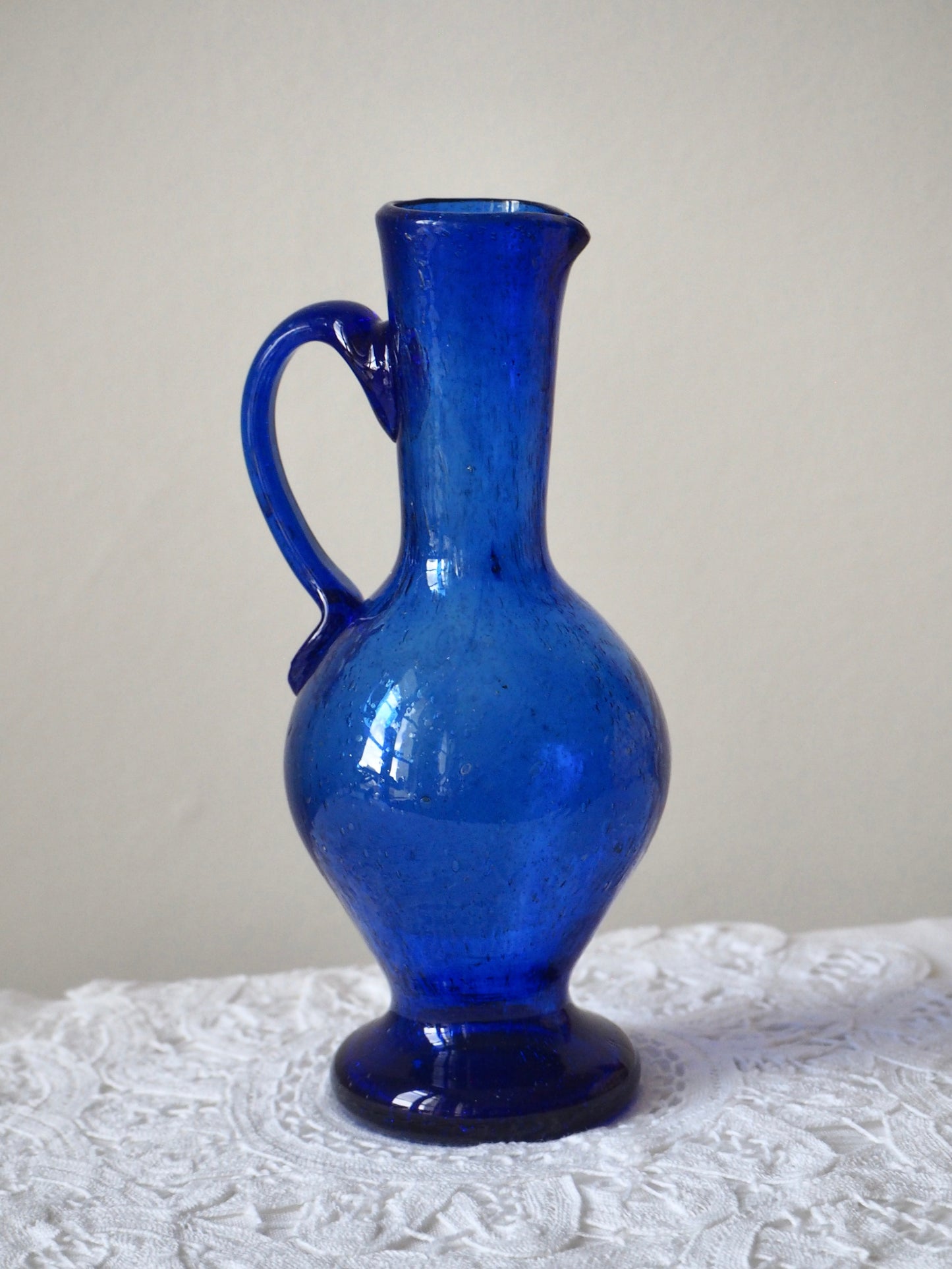 Aiguière en verre soufflé bleu cobalt