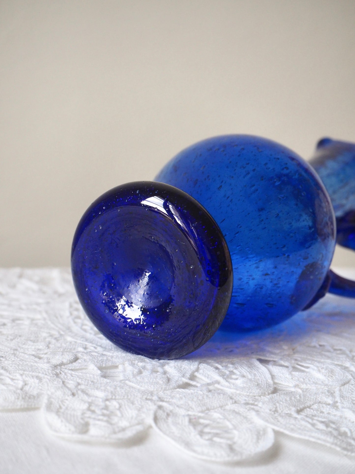 Aiguière en verre soufflé bleu cobalt