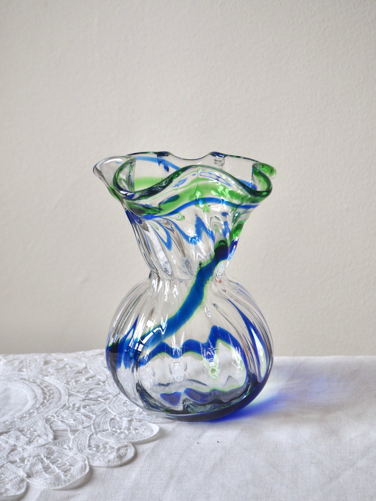 Le vase en verre soufflé bleu et vert