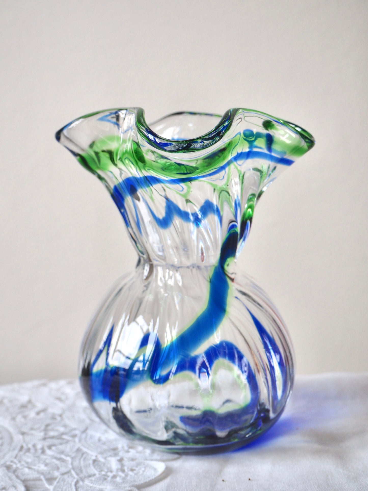 Le vase en verre soufflé bleu et vert