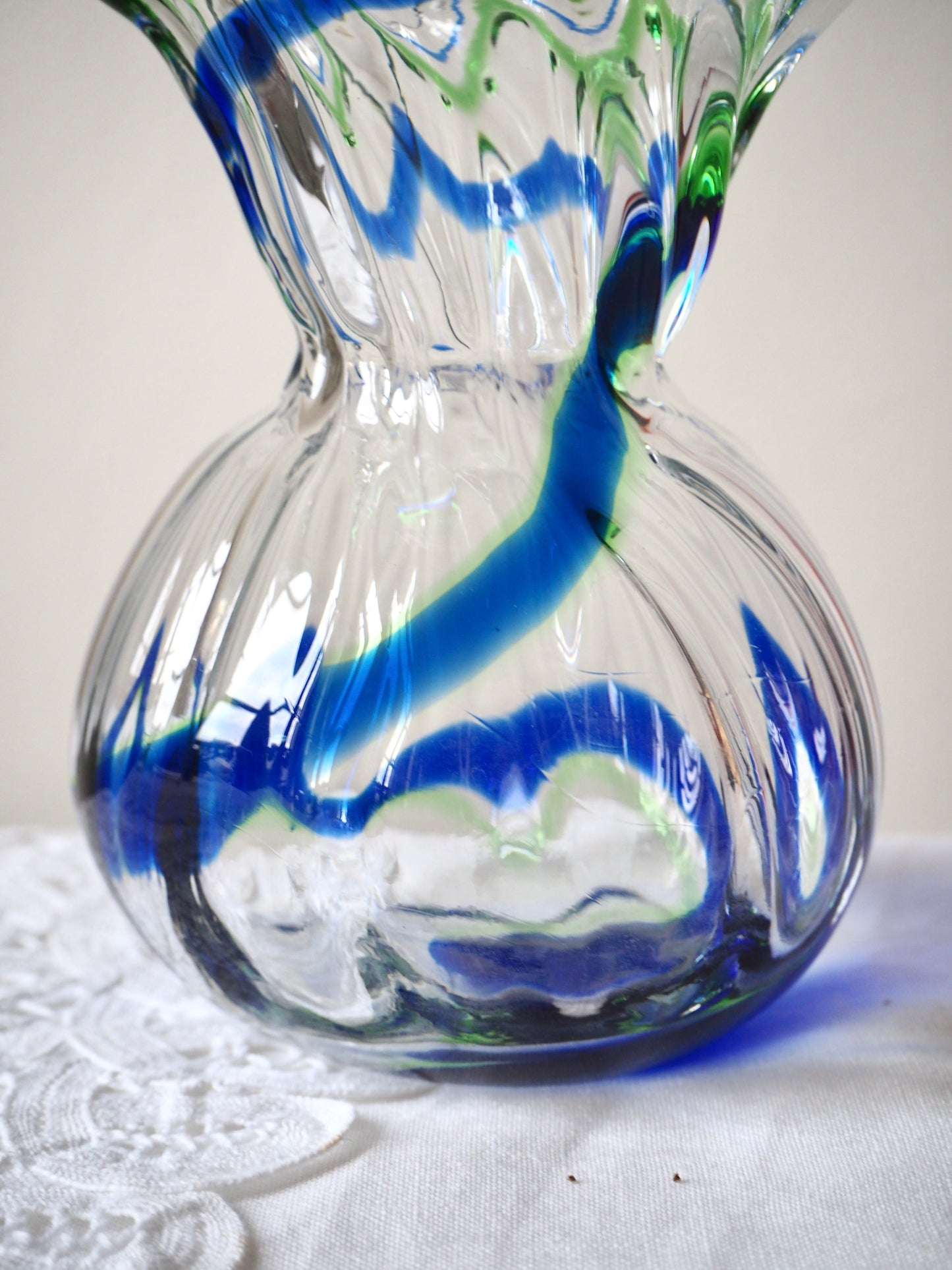 Le vase en verre soufflé bleu et vert