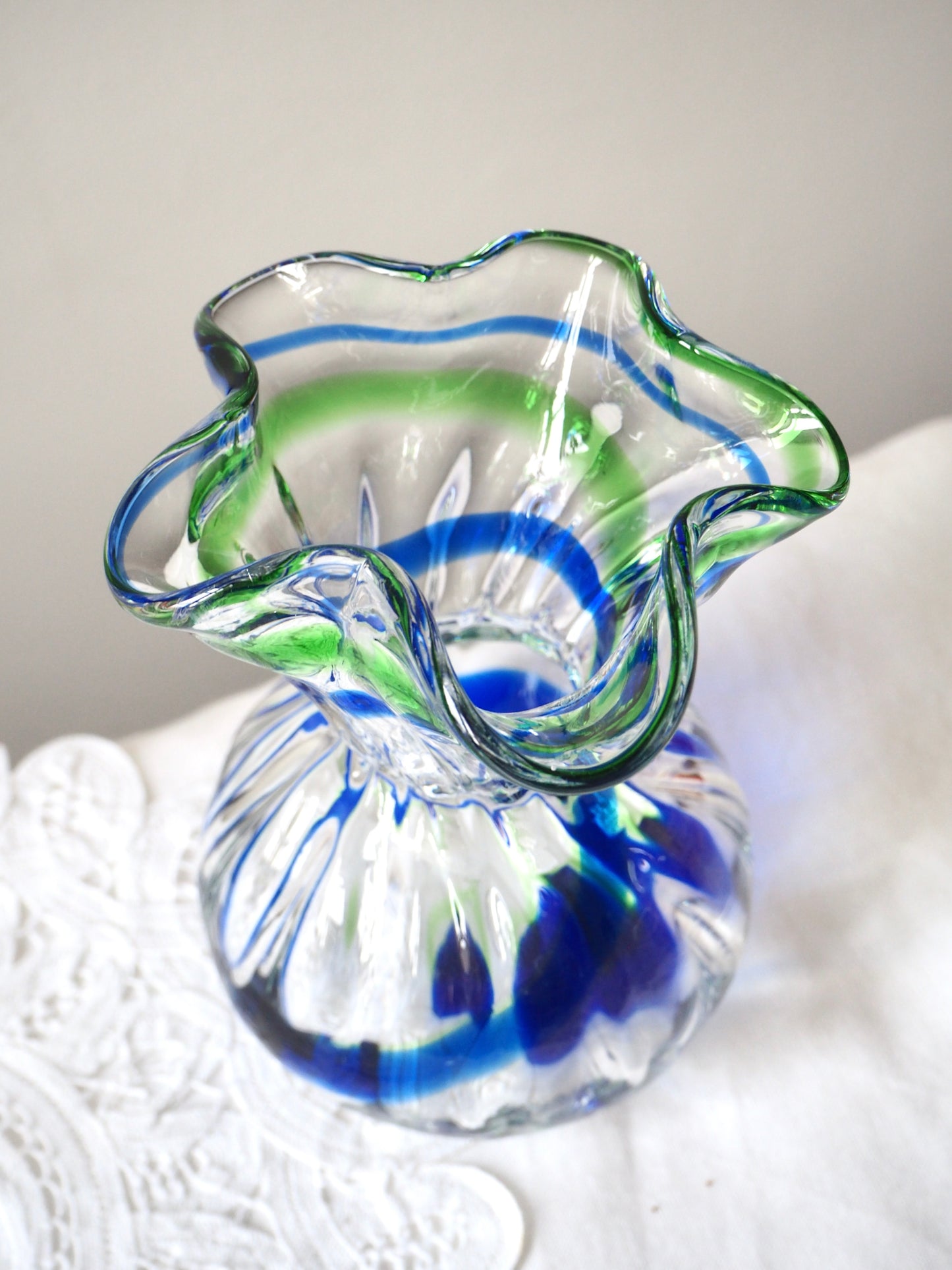 Le vase en verre soufflé bleu et vert