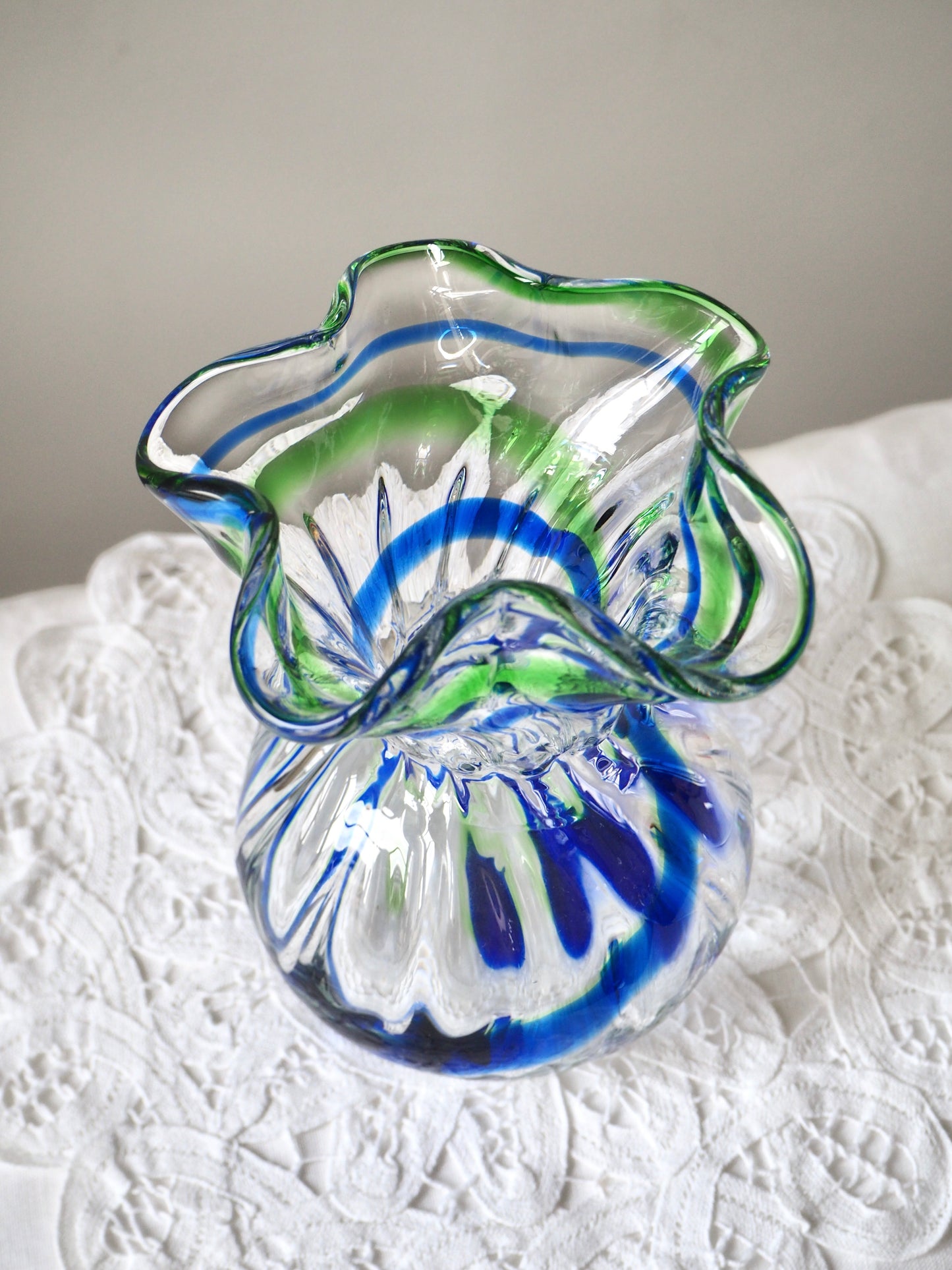 Le vase en verre soufflé bleu et vert
