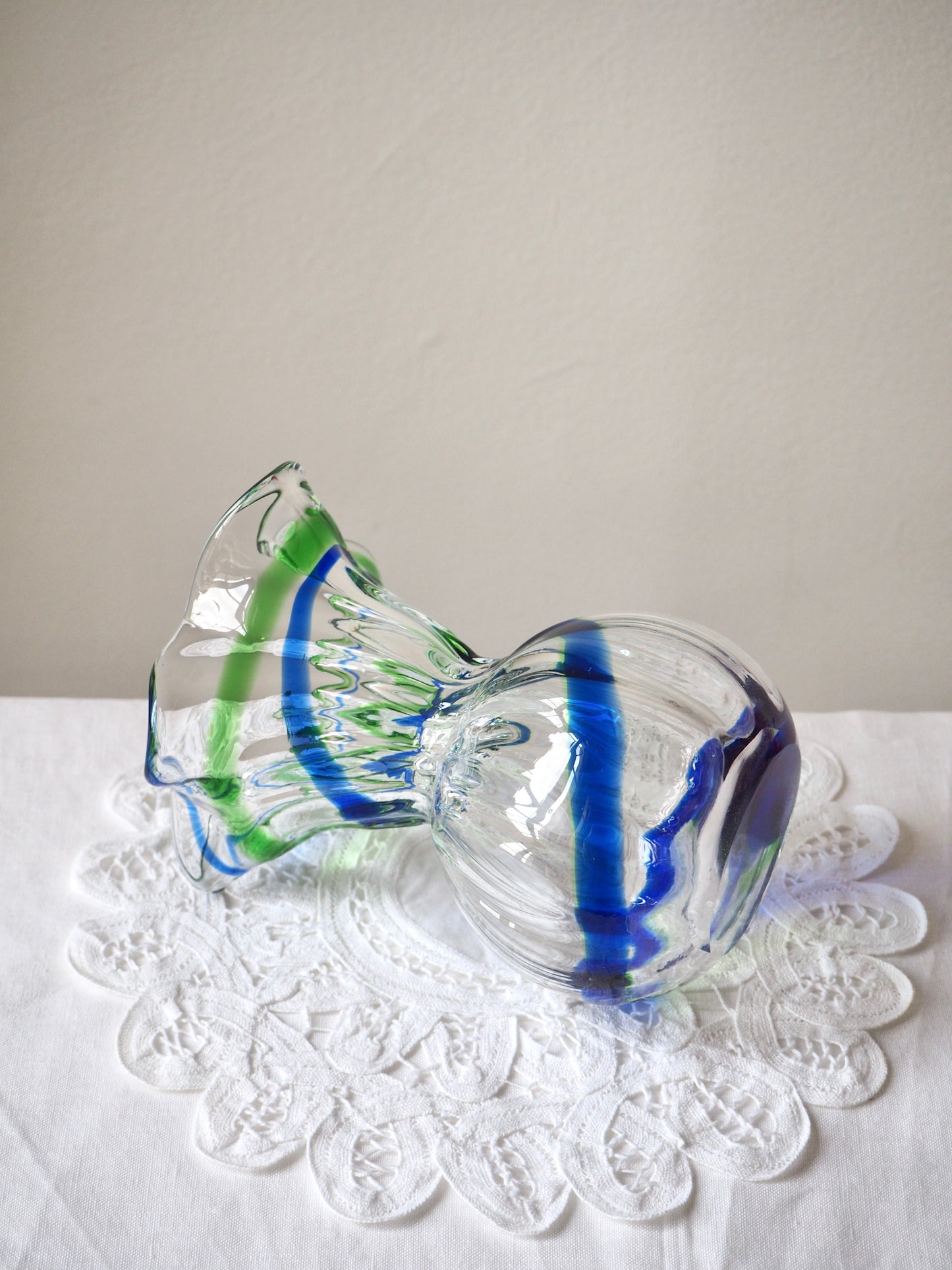 Le vase en verre soufflé bleu et vert