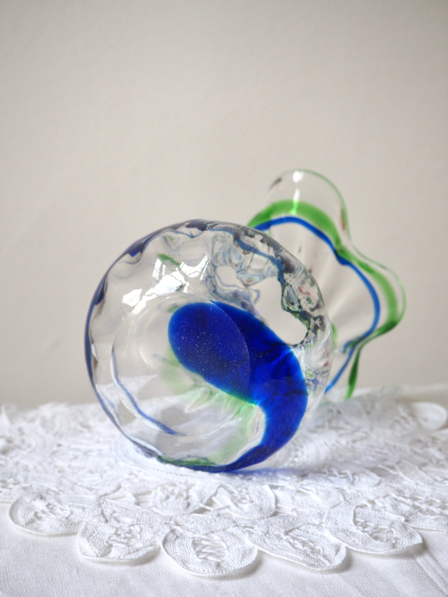 Le vase en verre soufflé bleu et vert