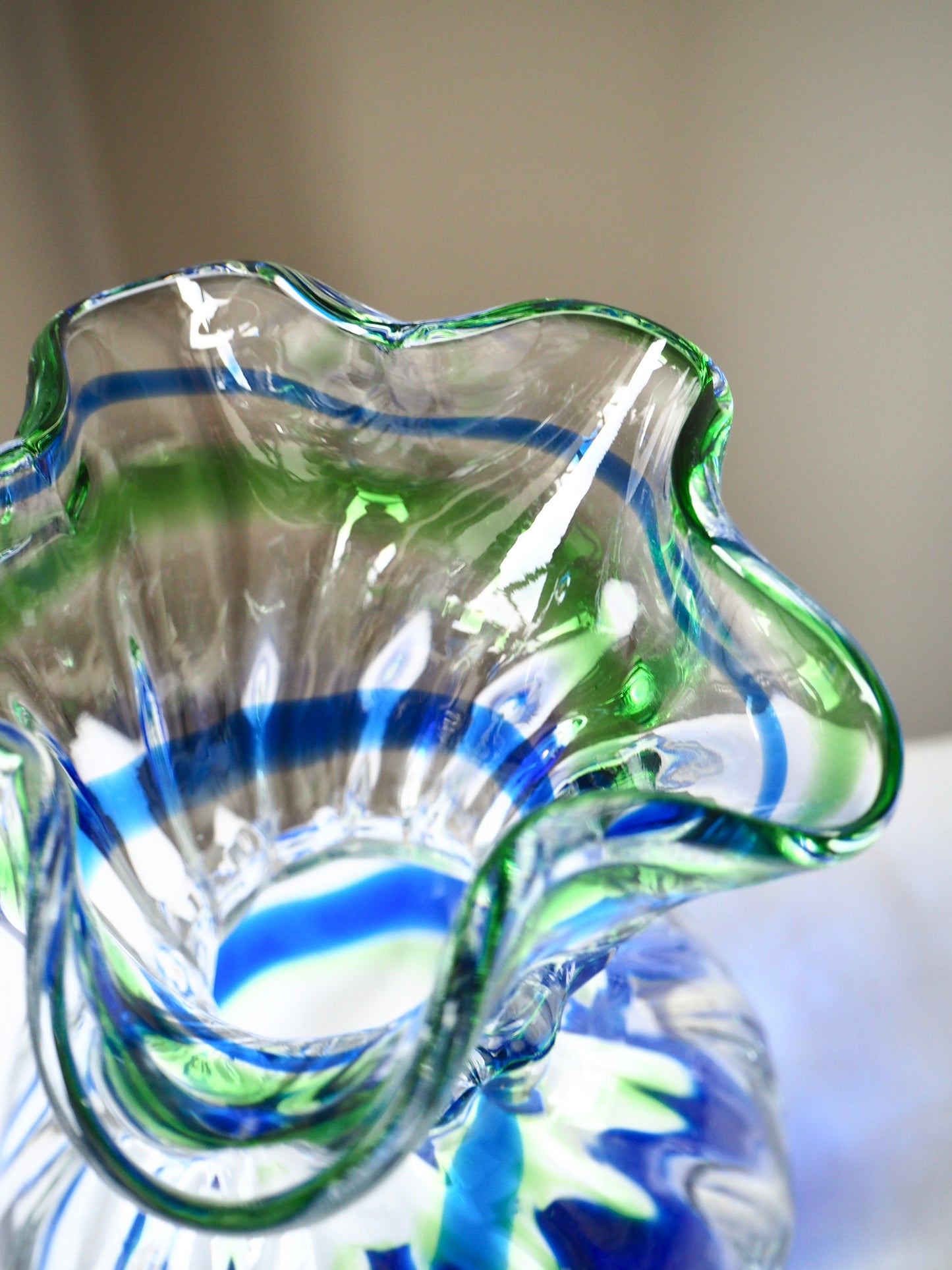 Le vase en verre soufflé bleu et vert