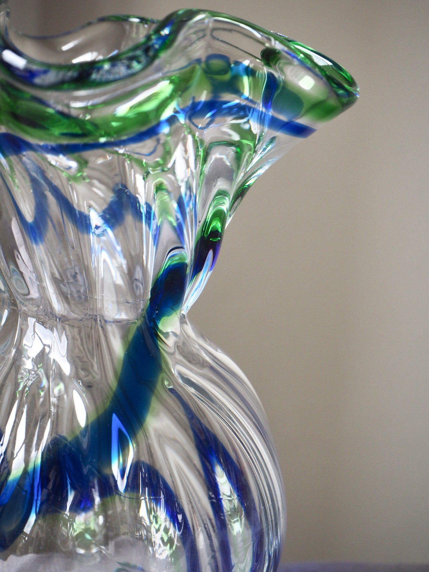 Le vase en verre soufflé bleu et vert