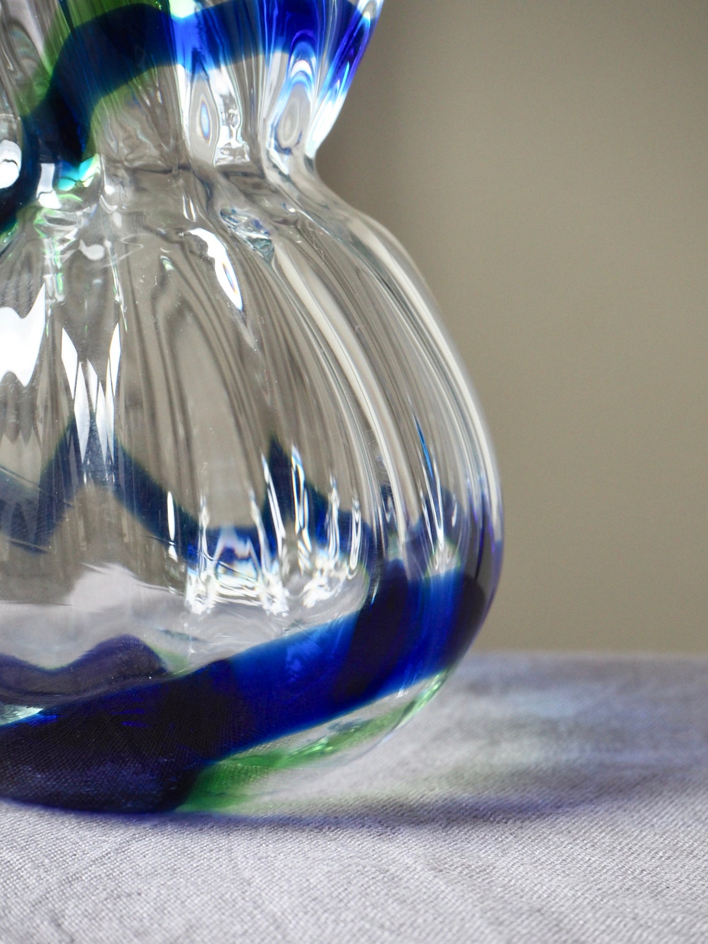 Le vase en verre soufflé bleu et vert