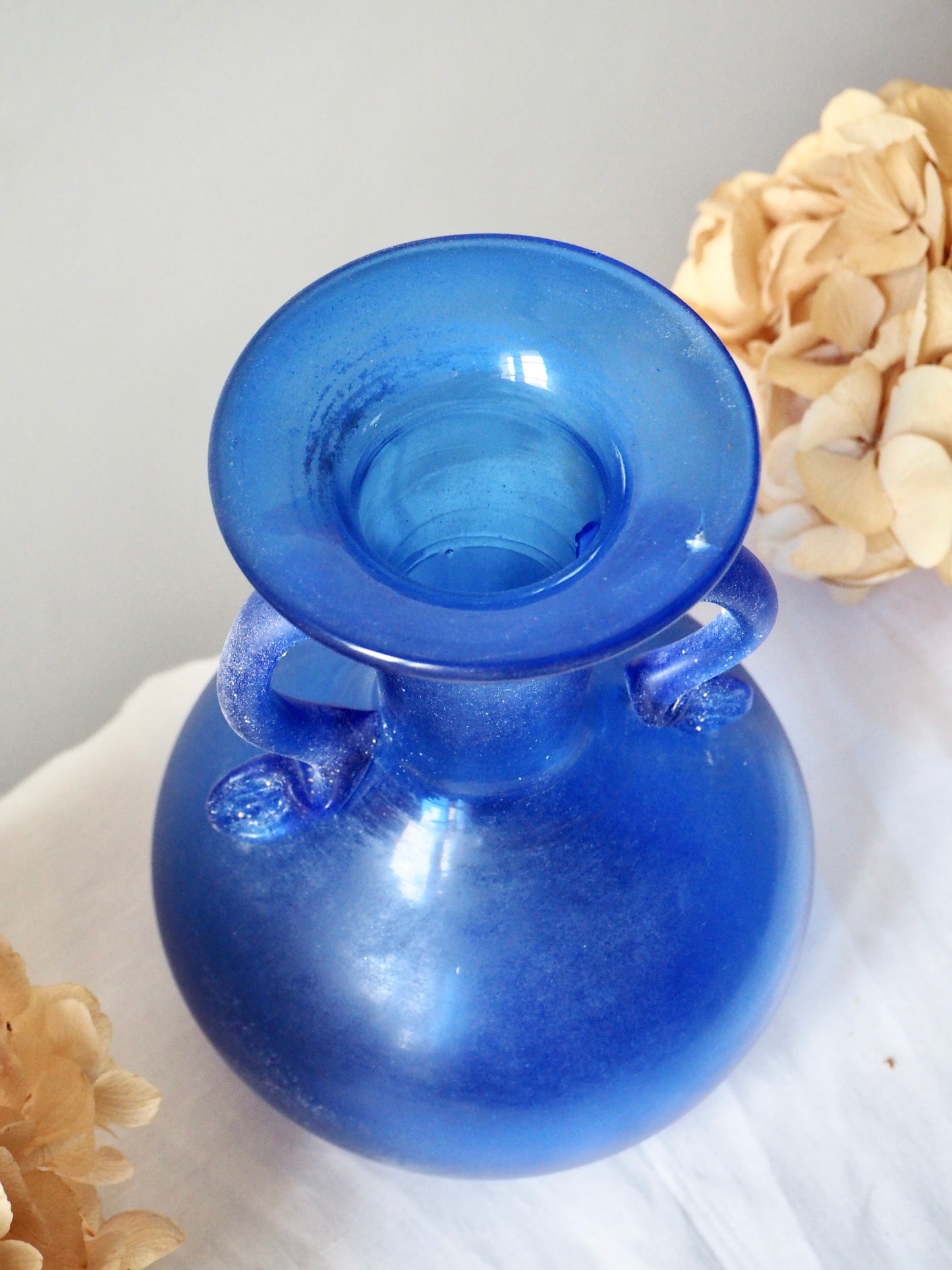 Le vase scavo bleu cobalt
