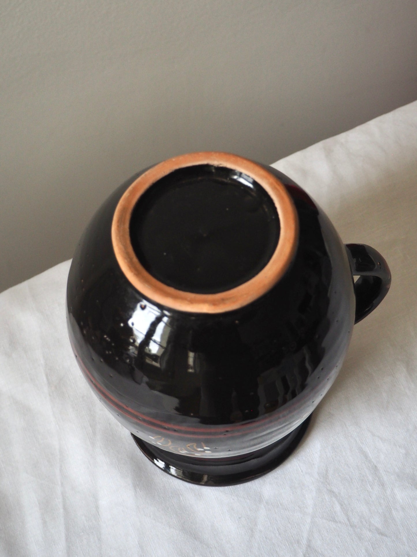 Le pichet en terre cuite