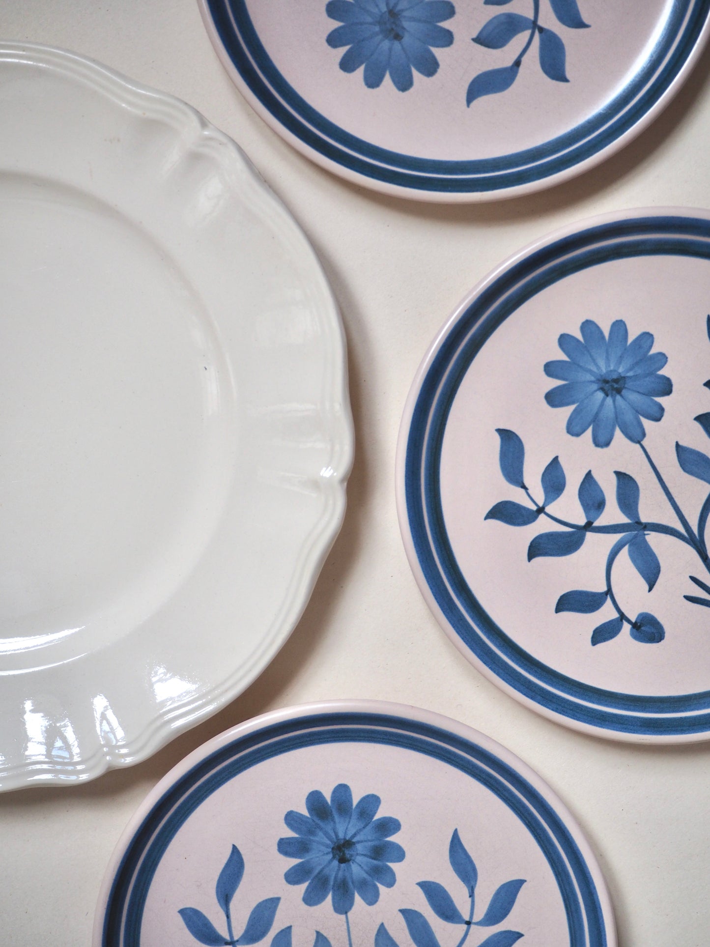 Les assiettes fleurs bleues en céramique de Longchamps
