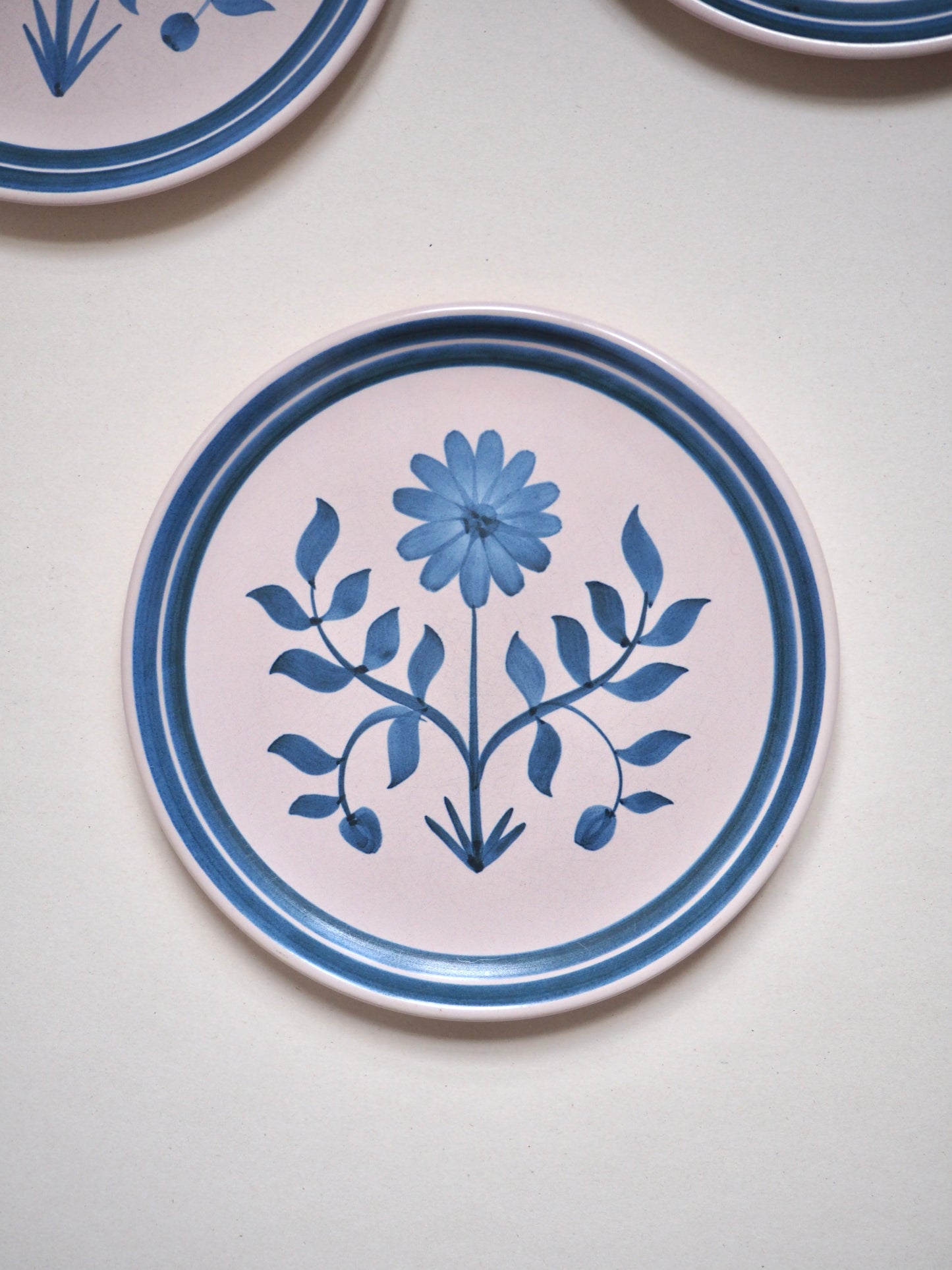 Les assiettes fleurs bleues en céramique de Longchamps