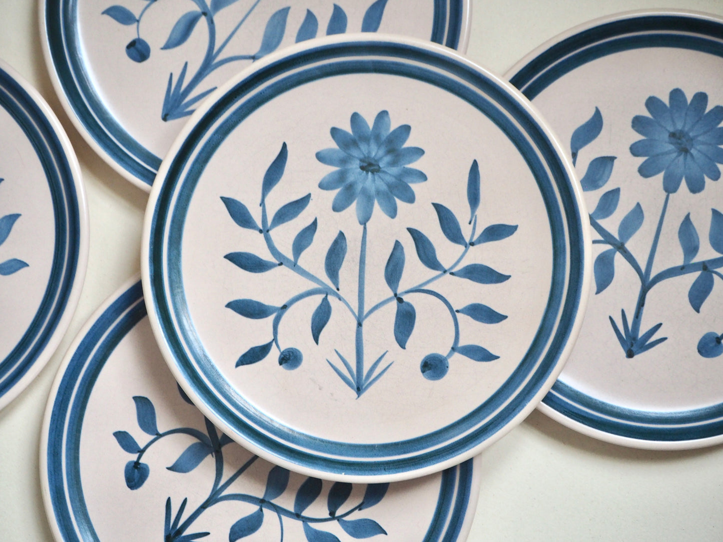 Les assiettes fleurs bleues en céramique de Longchamps