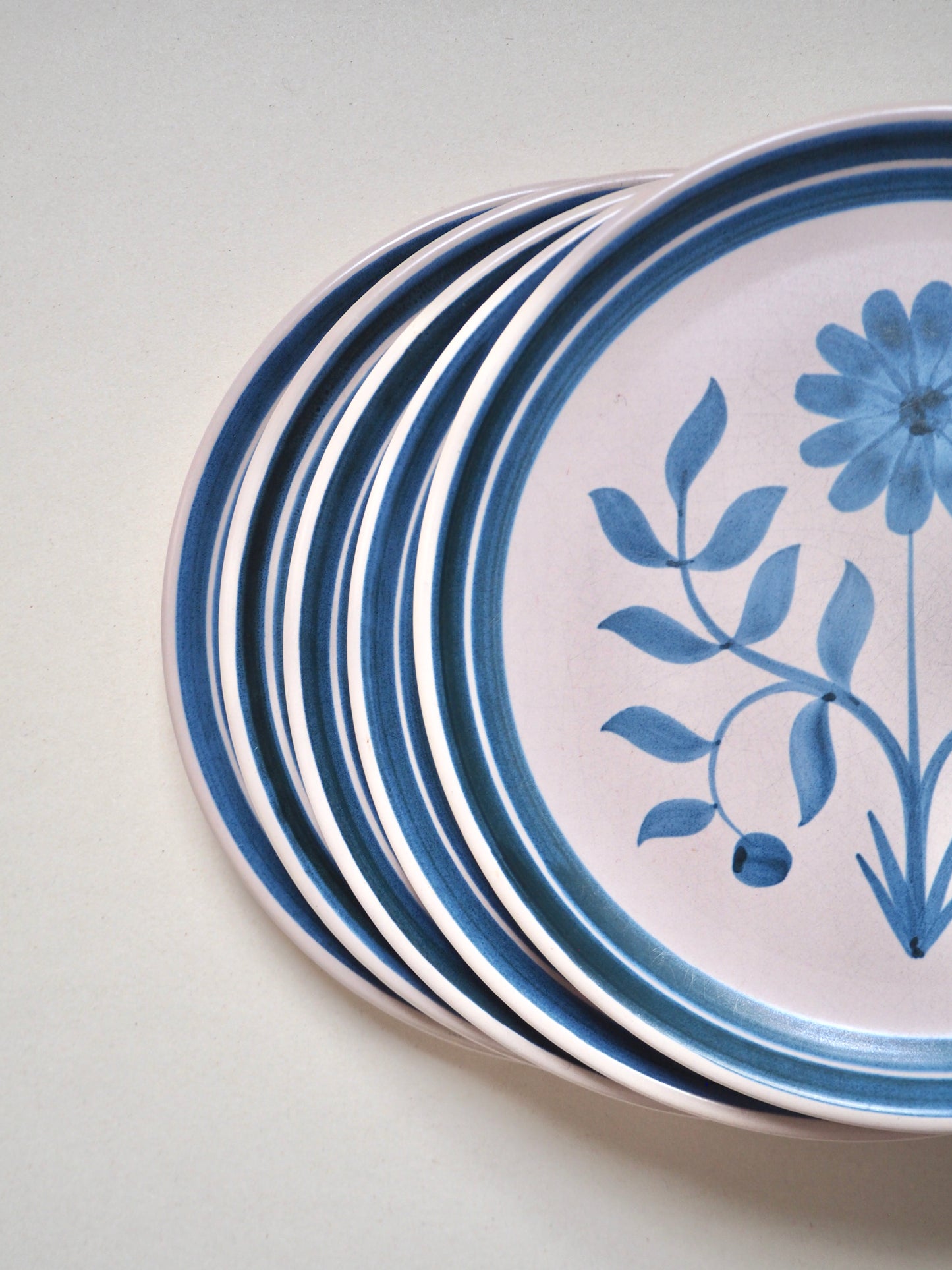 Les assiettes fleurs bleues en céramique de Longchamps