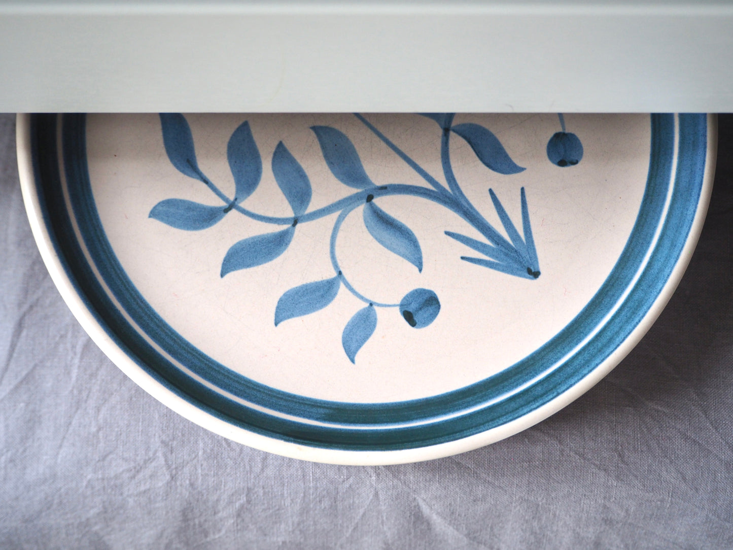 Les assiettes fleurs bleues en céramique de Longchamps