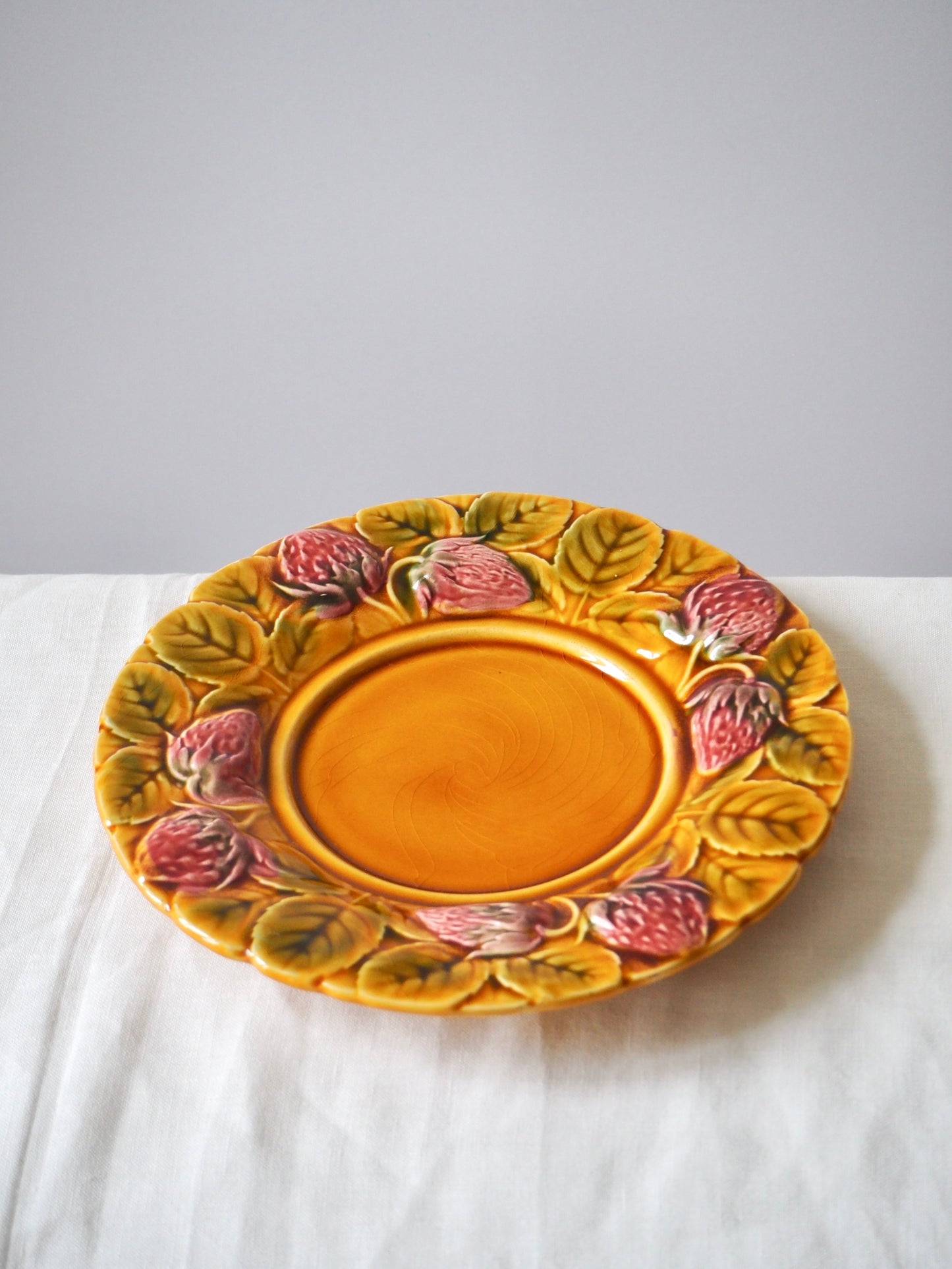 L'assiette en barbotine, Sarreguemines