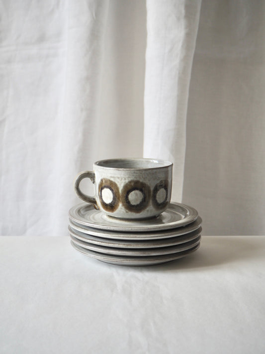 Les tasses avec soucoupes, Ceramano Steinzeug