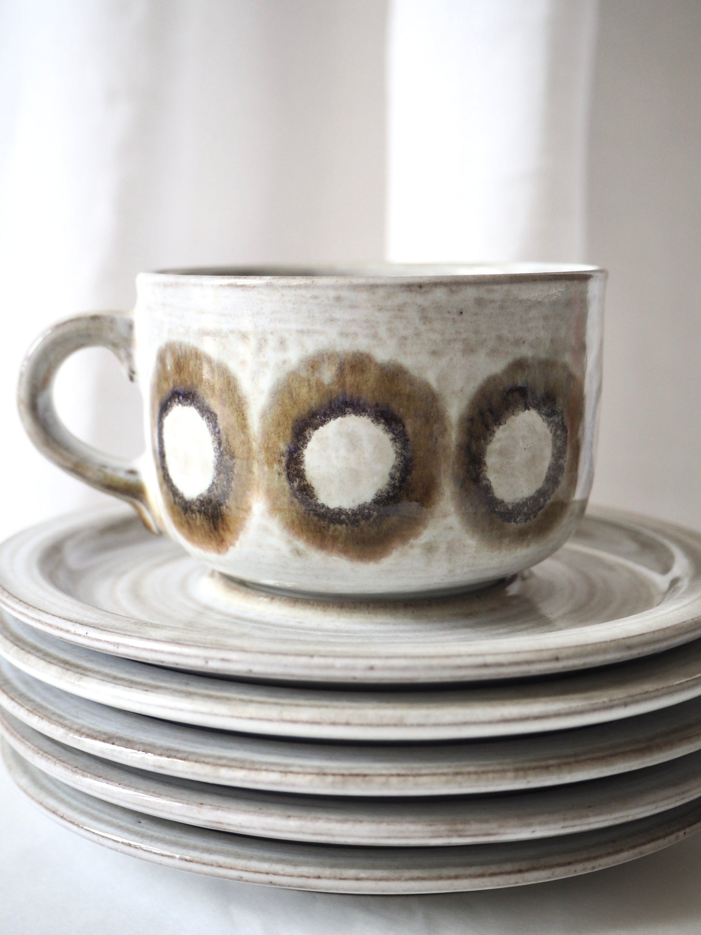 Les tasses avec soucoupes, Ceramano Steinzeug