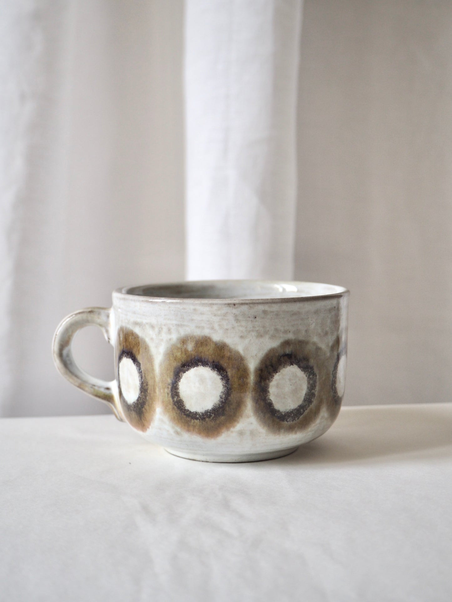 Les tasses avec soucoupes, Ceramano Steinzeug
