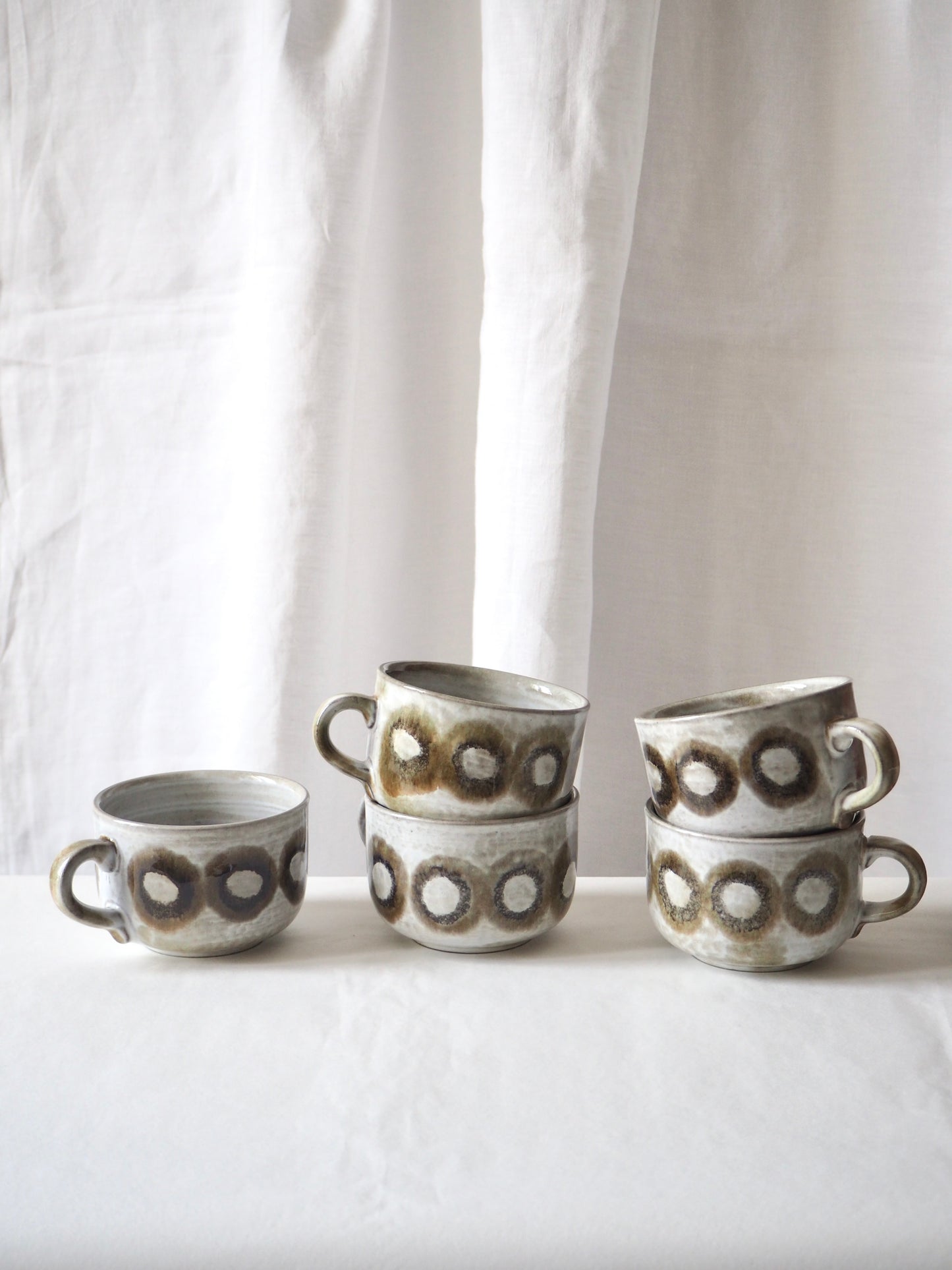 Les tasses avec soucoupes, Ceramano Steinzeug