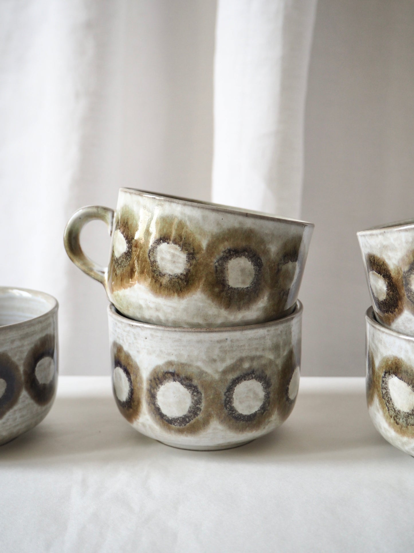 Les tasses avec soucoupes, Ceramano Steinzeug