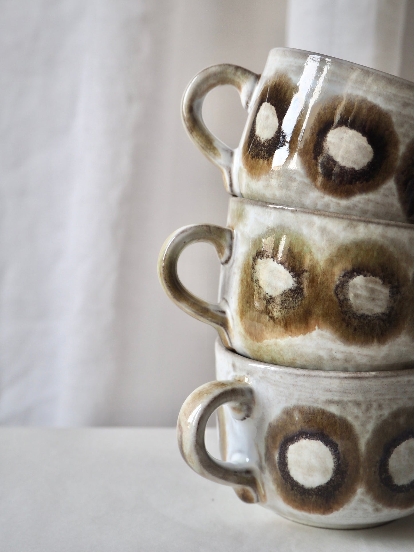 Les tasses avec soucoupes, Ceramano Steinzeug