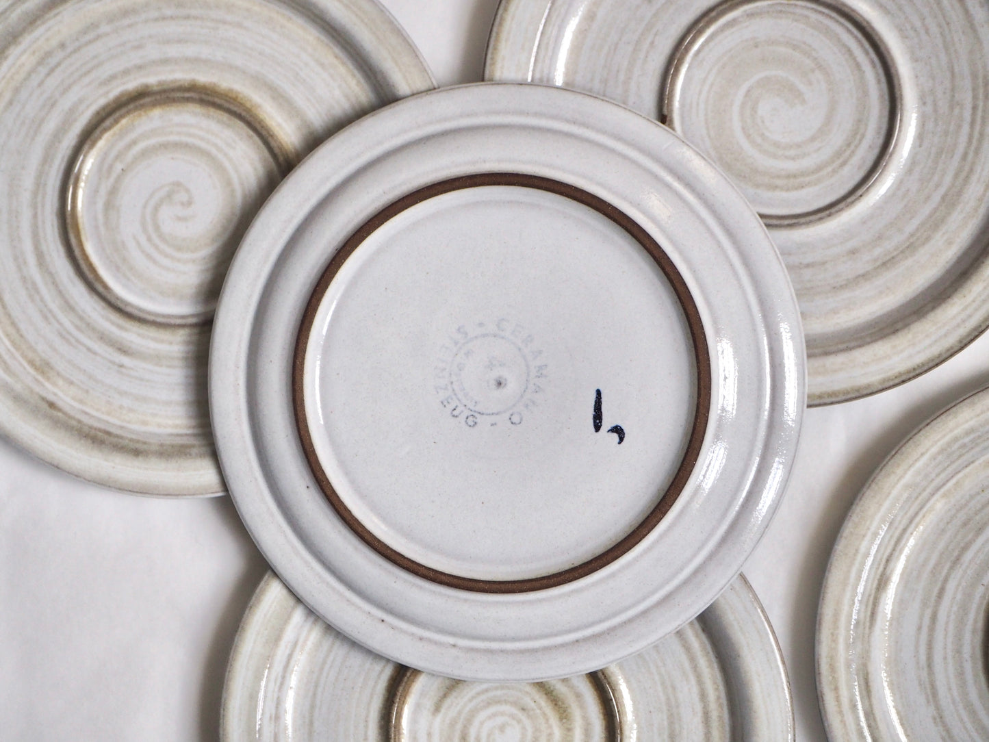 Les tasses avec soucoupes, Ceramano Steinzeug