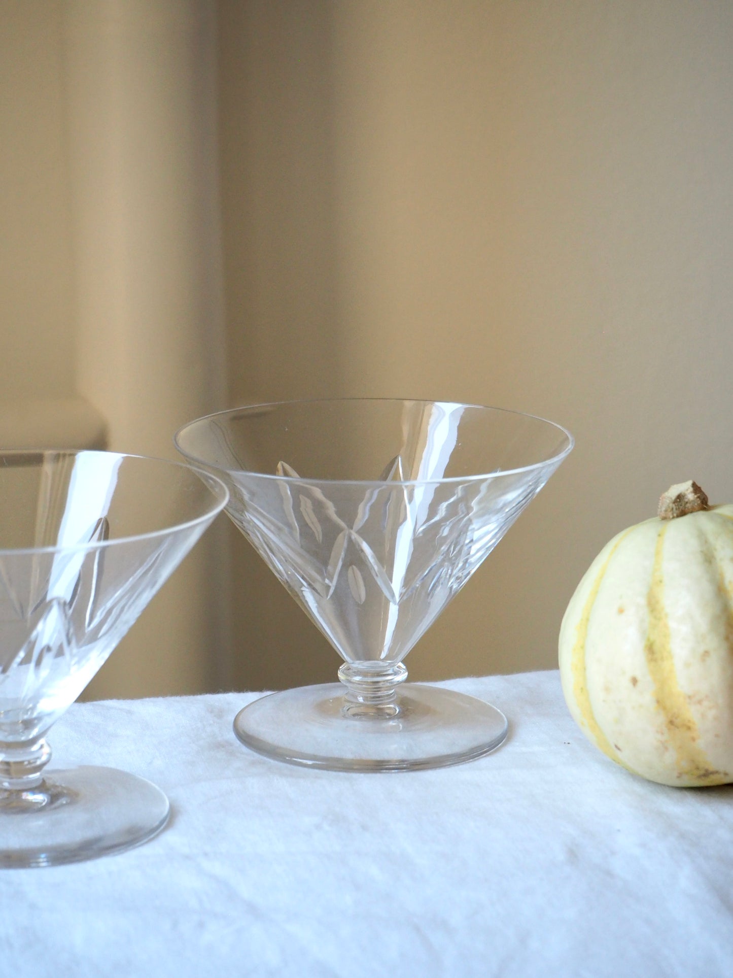 Les deux verres à pieds coniques