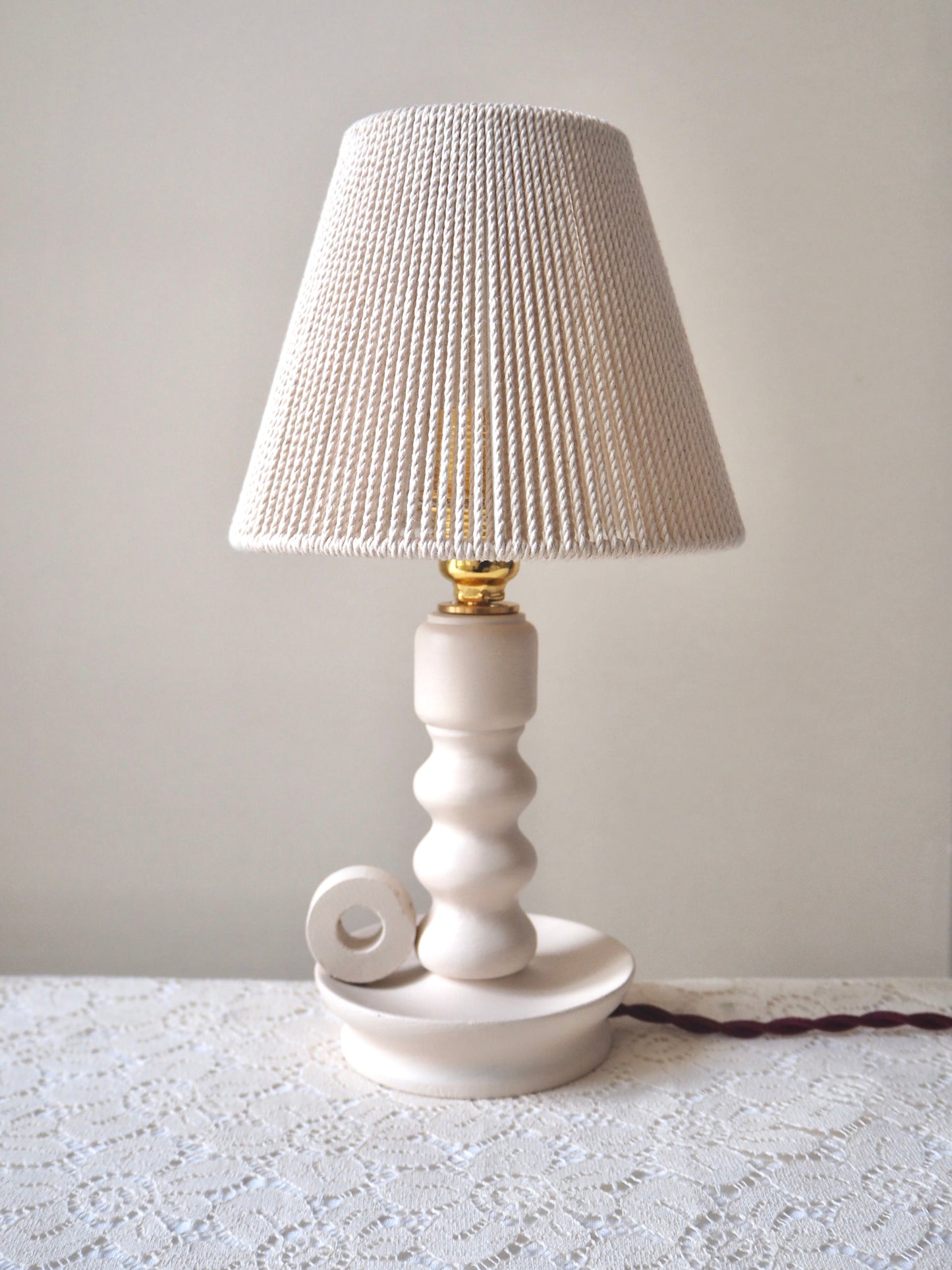 La petite lampe de chevet beige