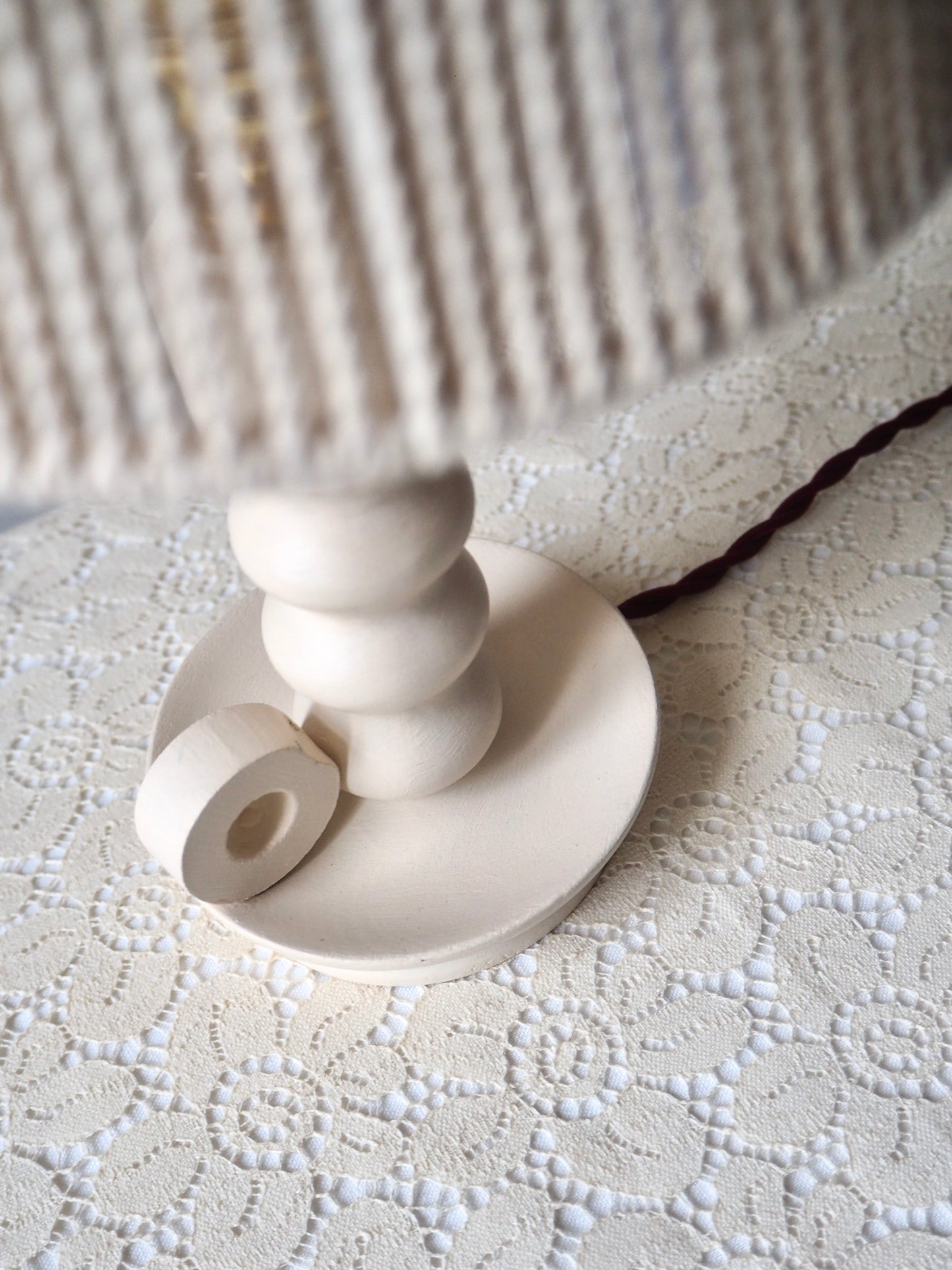 La petite lampe de chevet beige